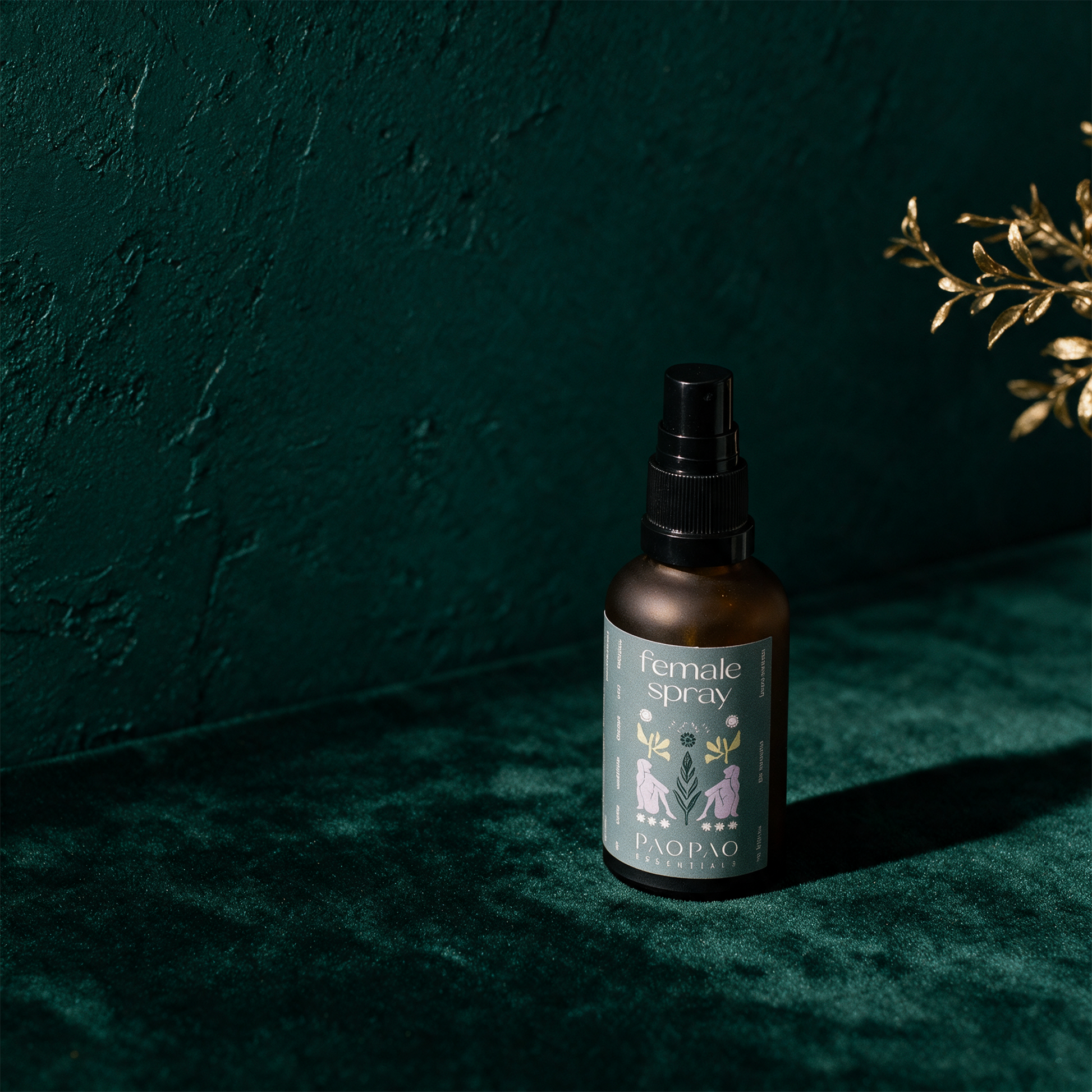 Female Energy Aura Spray | Bergamotte, Rosengeranie & Weihrauch, 50 ml â€“ alternative Produktansicht vor tiefem SmaragdgrÃ¼n