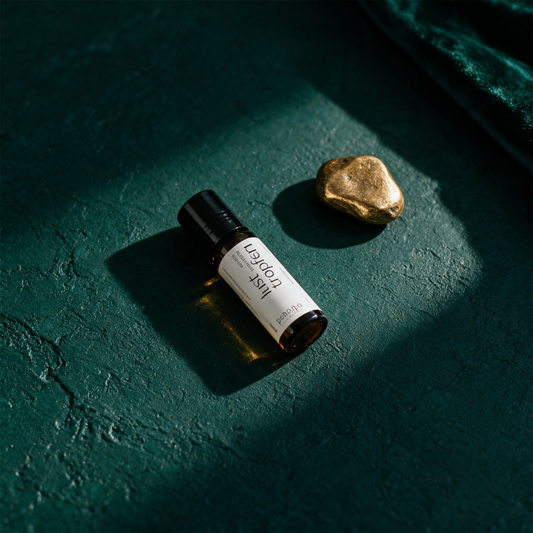 Lusttropfen | Sinnliche Ã¤therische Ã–lmischung, 8 ml â€“ alternative Produktansicht vor tiefem SmaragdgrÃ¼n