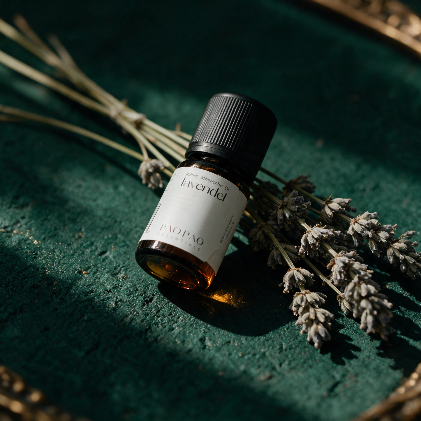Lavendel fein Ã–l | 100% naturreines Ã¤therisches Ã–l, 5 ml â€“ Detailansicht vor tiefem SmaragdgrÃ¼n