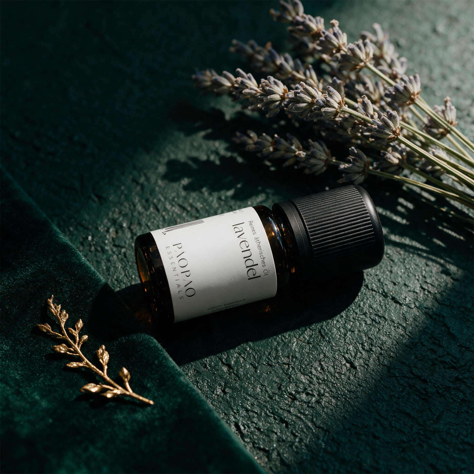 Lavendel fein Ã–l | 100% naturreines Ã¤therisches Ã–l, 5 ml â€“ Material- und Setansicht vor tiefem SmaragdgrÃ¼n