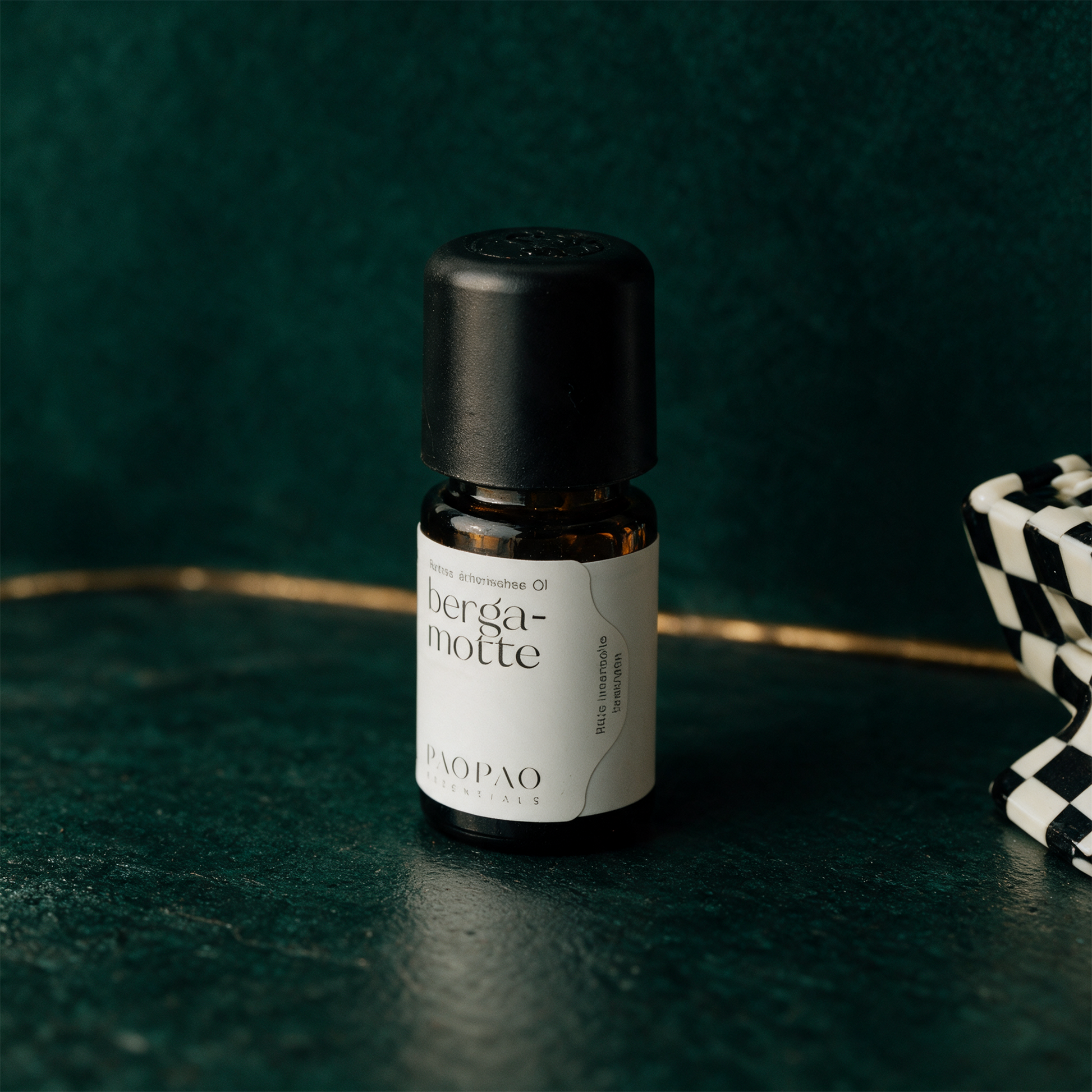 Bergamotte Ã–l 5ml | 100% Ã¤therisches Ã–l aus Italien â€“ Detailansicht vor tiefem SmaragdgrÃ¼n