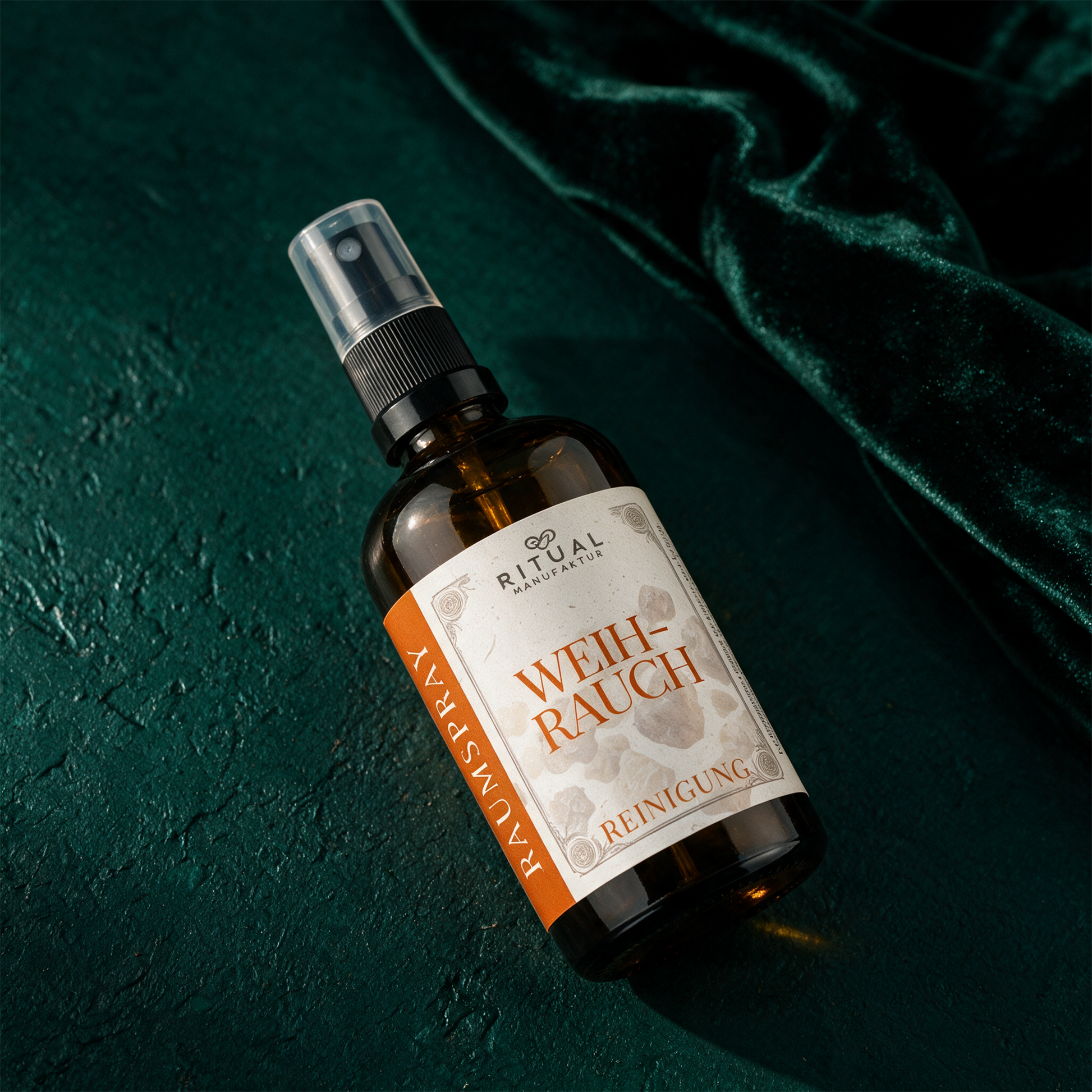 Weihrauch Spray | Rauchfreies Aura-Spray, geistÃ¶ffnend & wohltuend â€“ alternative Produktansicht vor tiefem SmaragdgrÃ¼n
