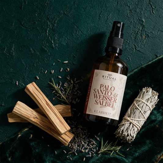 WeiÃŸer Salbei & Palo Santo Spray | Rauchfreies Aura-Spray, reinigend & erdend â€“ Material- und Setansicht vor tiefem SmaragdgrÃ¼n