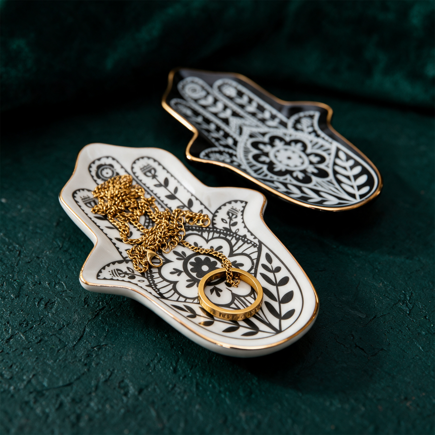 Schmuckschale Hamsa Hand | Keramik fÃ¼r Yoga-Schmuck â€“ alternative Produktansicht vor tiefem SmaragdgrÃ¼n