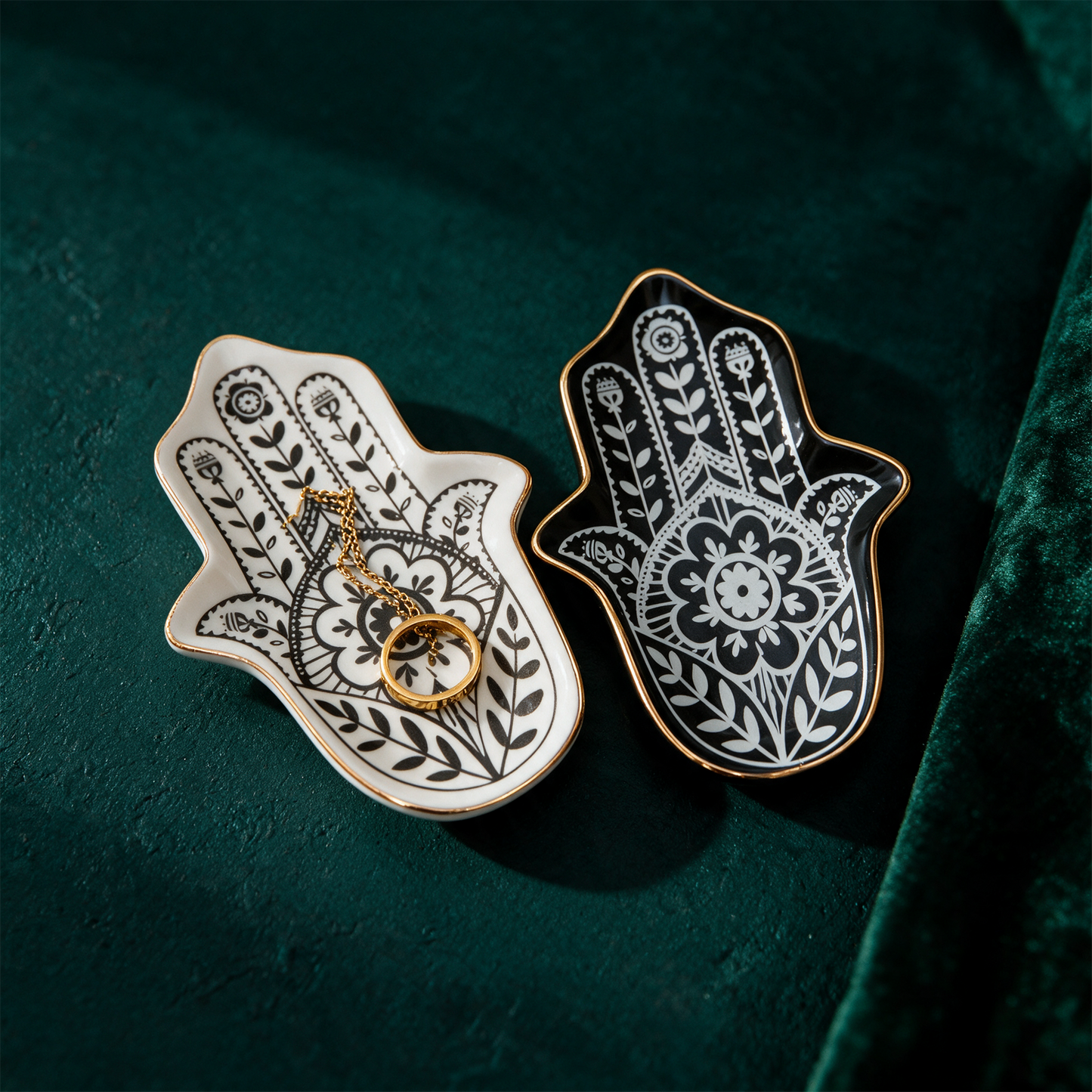 Schmuckschale Hamsa Hand | Keramik fÃ¼r Yoga-Schmuck â€“ Detailansicht vor tiefem SmaragdgrÃ¼n