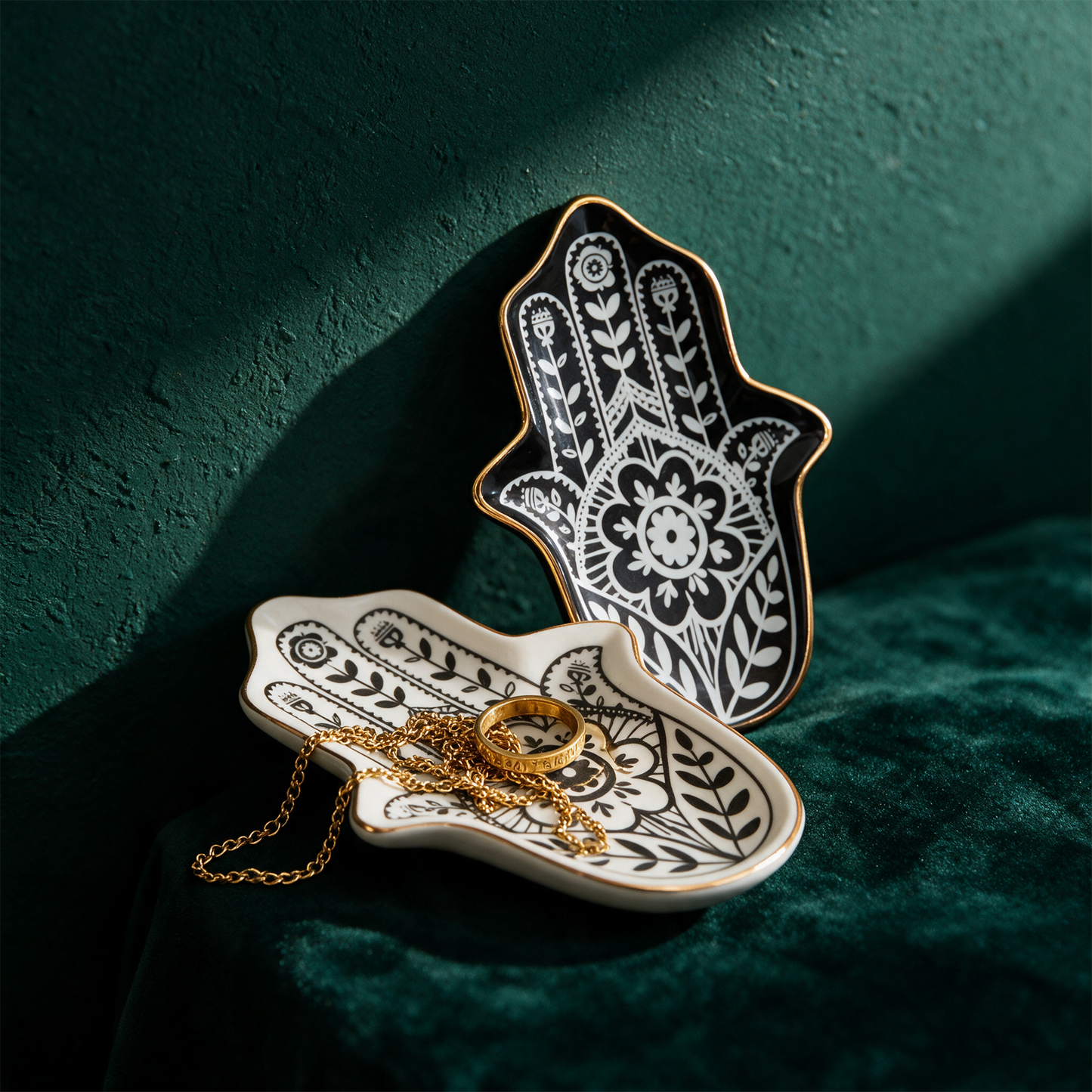 Schmuckschale Hamsa Hand | Keramik fÃ¼r Yoga-Schmuck â€“ Material- und Setansicht vor tiefem SmaragdgrÃ¼n