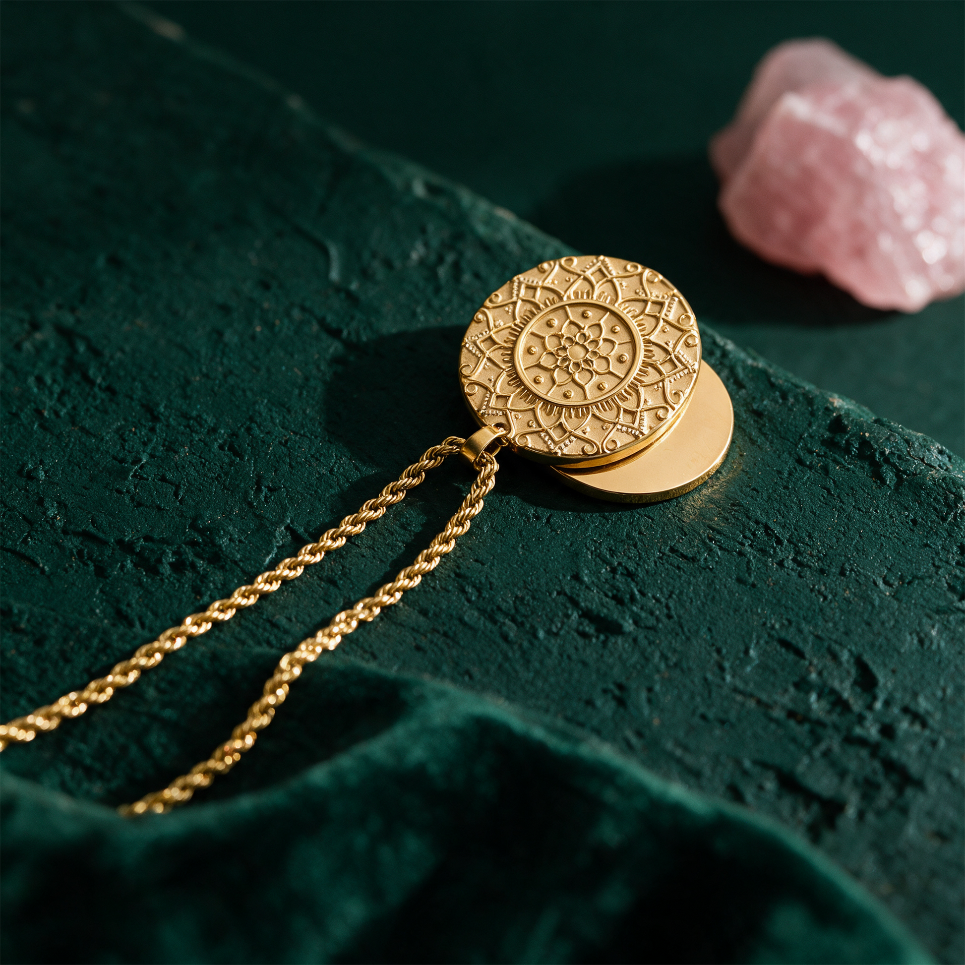 Mandala Kette 'I am loved' | Vergoldet & graviert â€“ alternative Produktansicht vor tiefem SmaragdgrÃ¼n