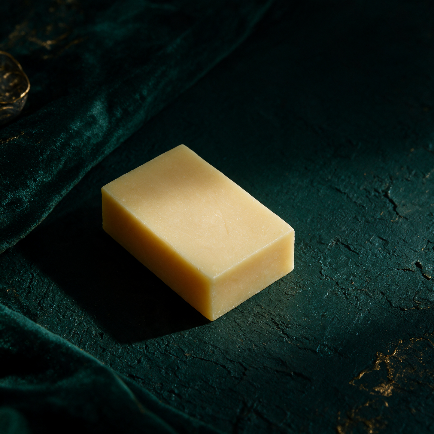 Duschseife Quitte 100 g | HandgeschÃ¶pft mit blumig-fruchtigem Duft â€“ alternative Produktansicht vor tiefem SmaragdgrÃ¼n