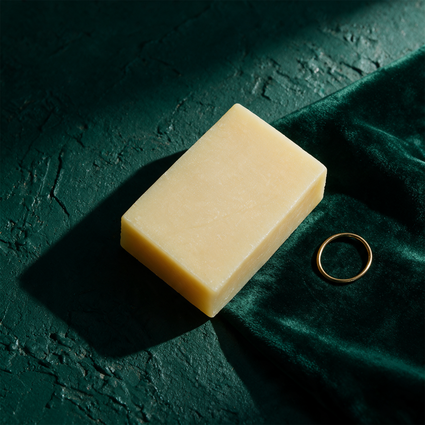 Duschseife Quitte 100 g | HandgeschÃ¶pft mit blumig-fruchtigem Duft â€“ Material- und Setansicht vor tiefem SmaragdgrÃ¼n
