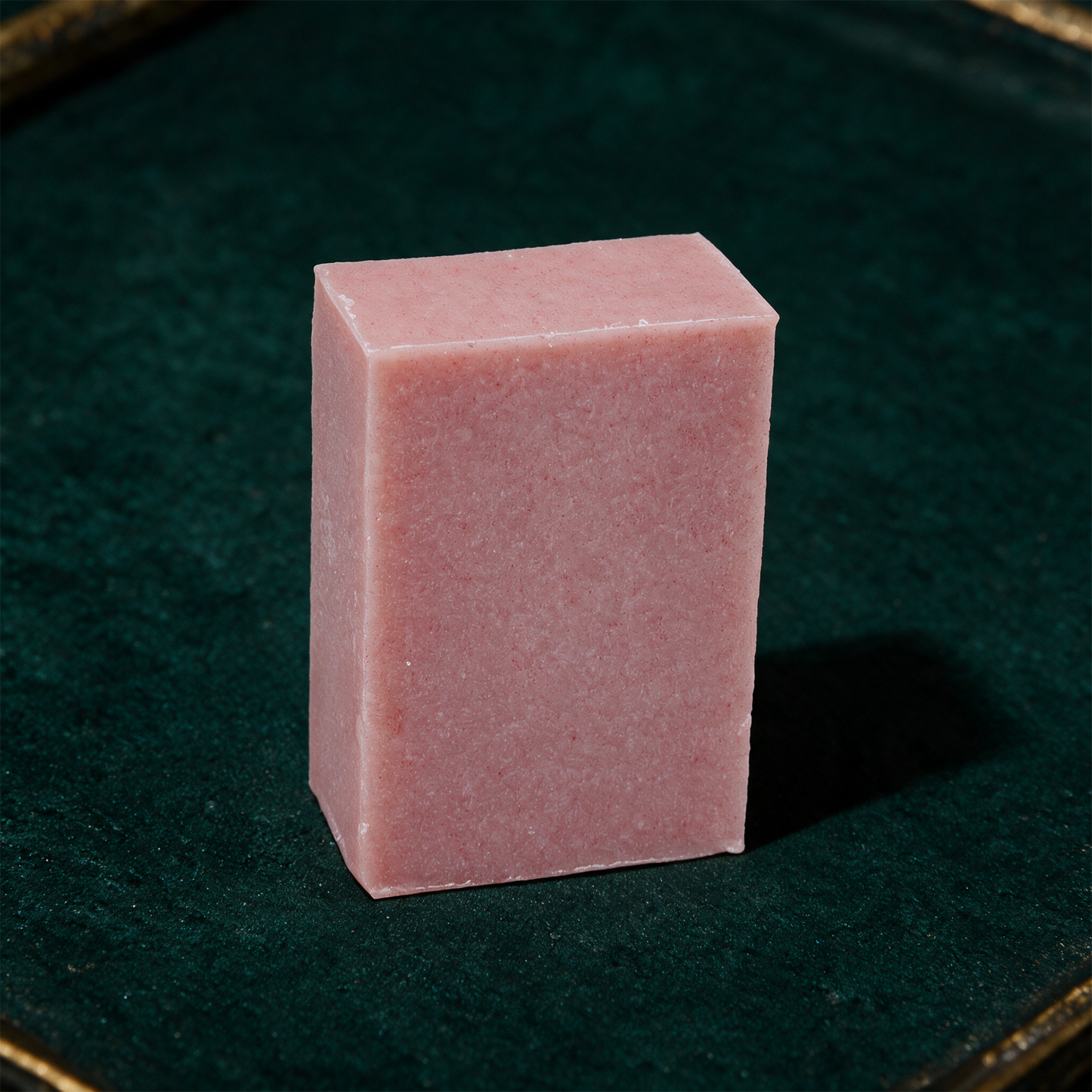 Duschseife Rose 100 g | HandgeschÃ¶pft mit rÃ¼ckfettender Formulierung â€“ Detailansicht vor tiefem SmaragdgrÃ¼n