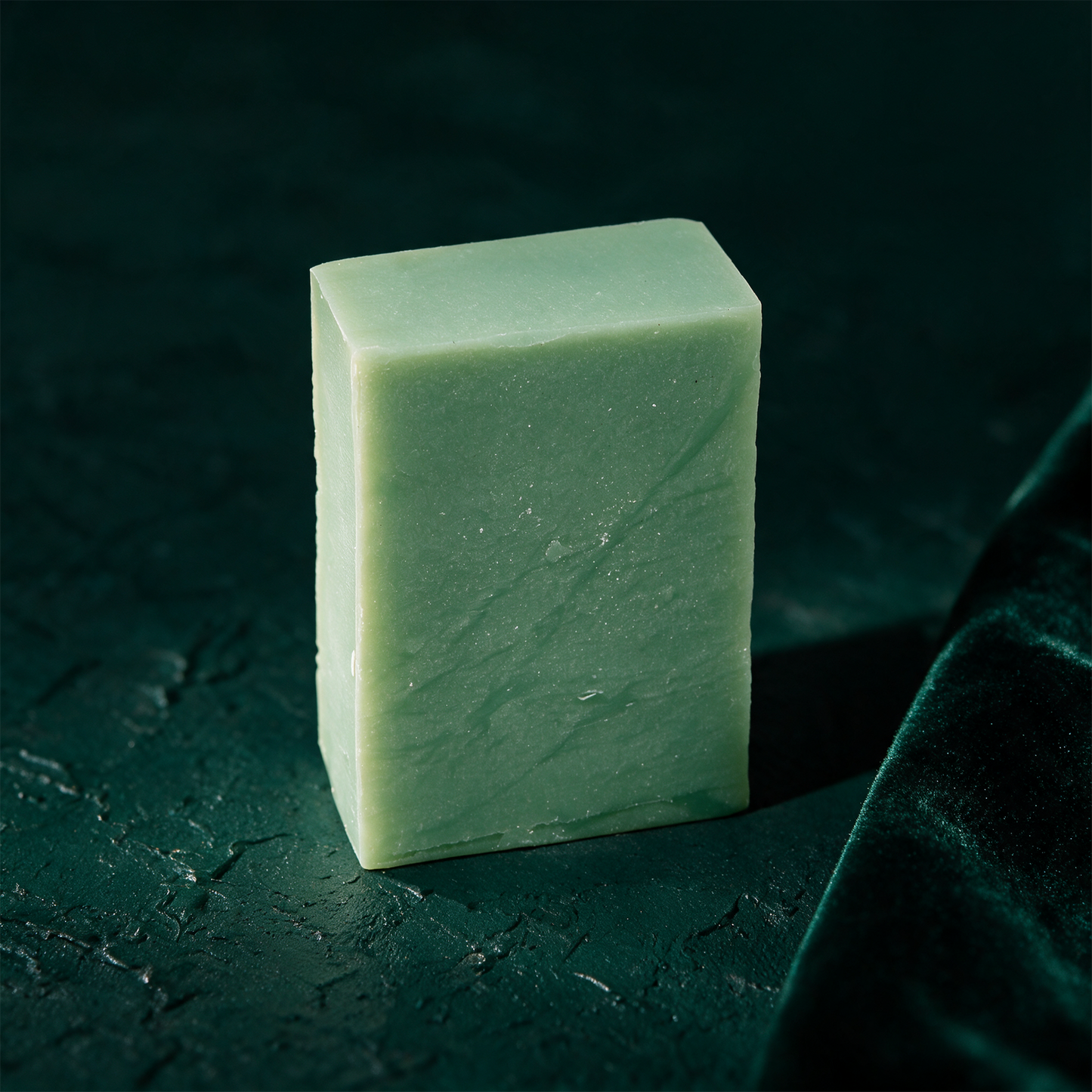 Duschseife Aloe Vera 100 g – Detailansicht der Seifenoberfläche vor tiefem Smaragdgrün