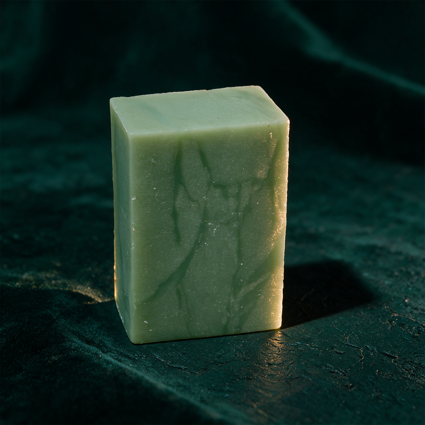Duschseife Avocado 100 g – Detailansicht der Seifenoberfläche vor tiefem Smaragdgrün