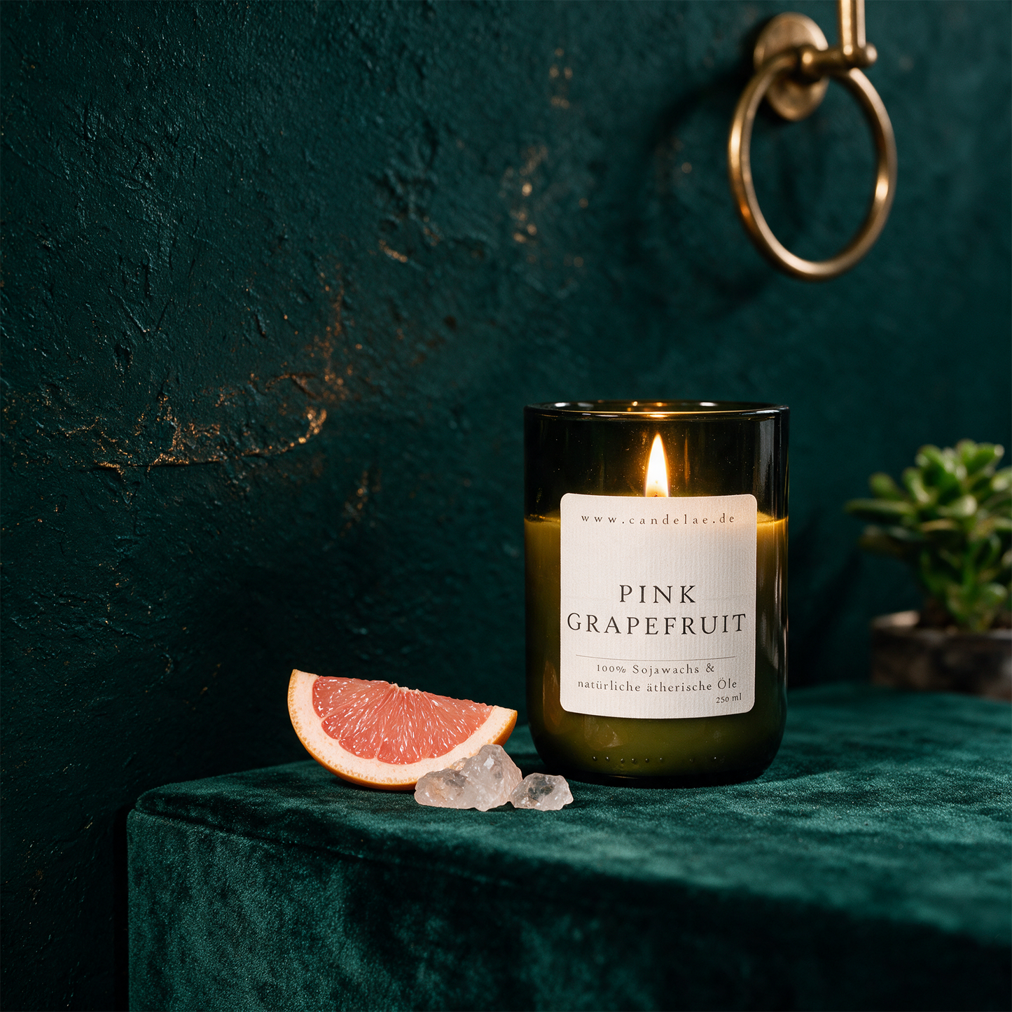 Pink Grapefruit Duftkerze | Sojawachs-Kerze mit frischem Zitrusduft fÃ¼r neue Energie â€“ Material- und Setansicht vor tiefem SmaragdgrÃ¼n