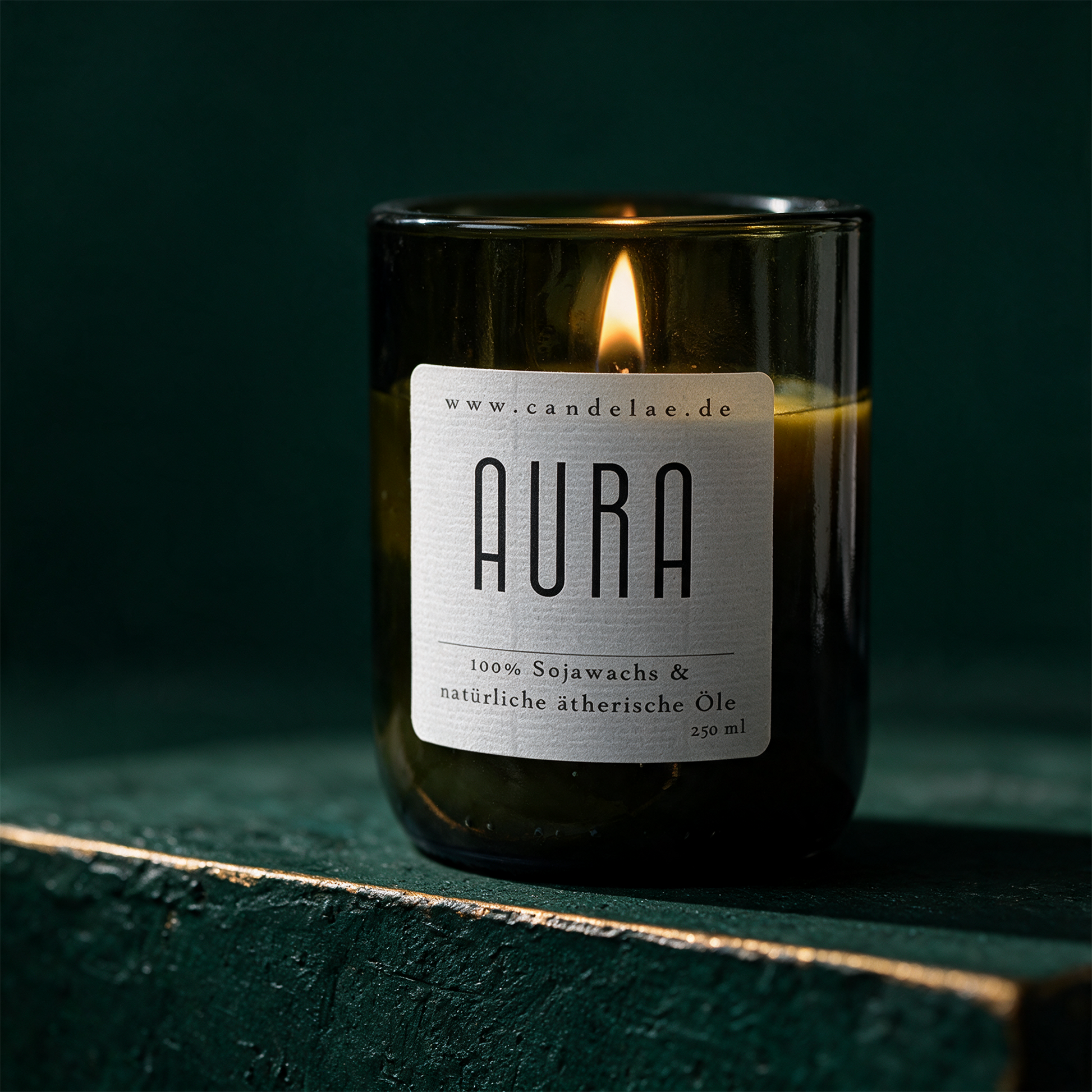 AURA Duftkerze | Lavendel, Bergamotte & Ylang Ylang fÃ¼r innere Balance â€“ Detailansicht vor tiefem SmaragdgrÃ¼n