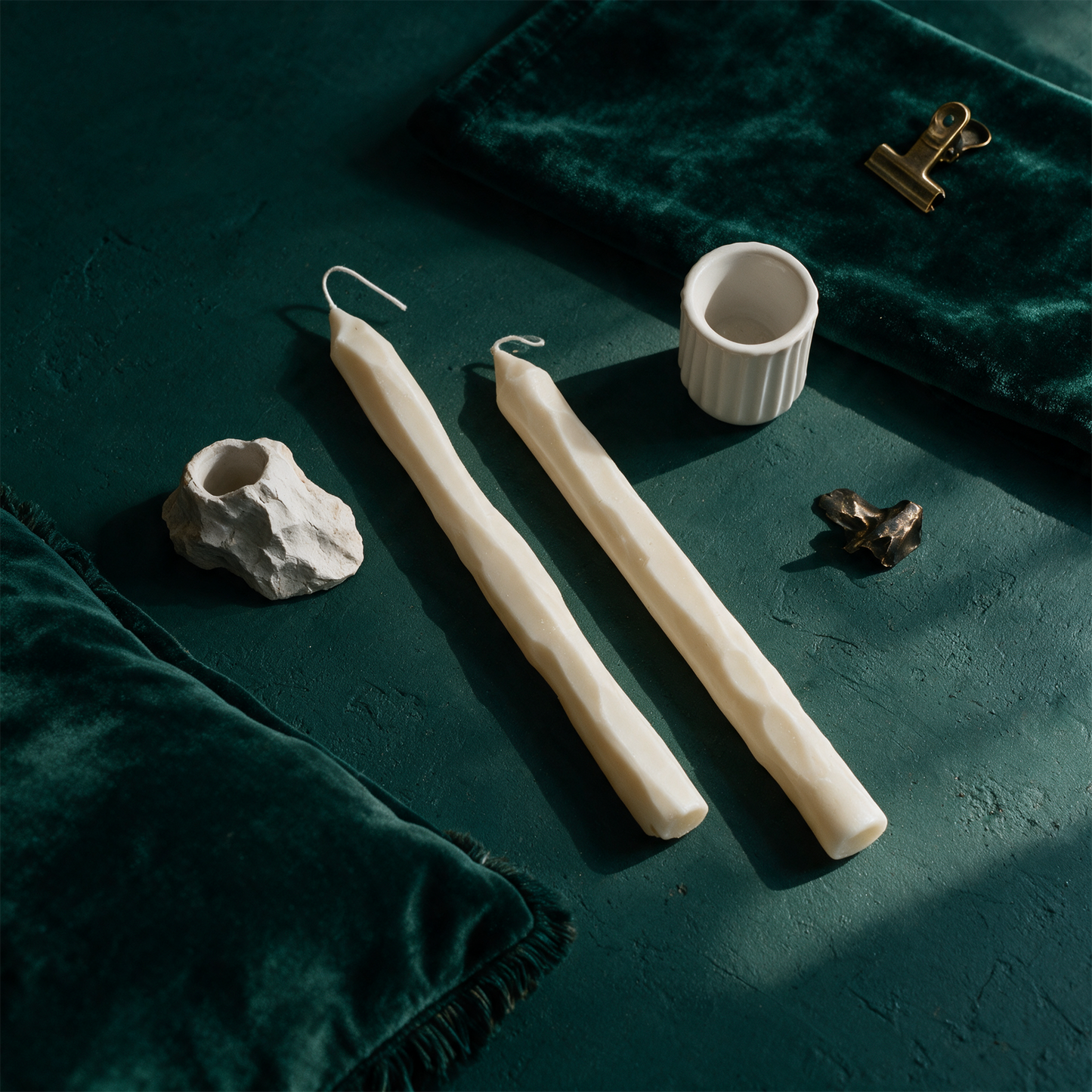 Stabkerzen Set Weiß handgeschnitzt – Material- und Setansicht vor tiefem Smaragdgrün