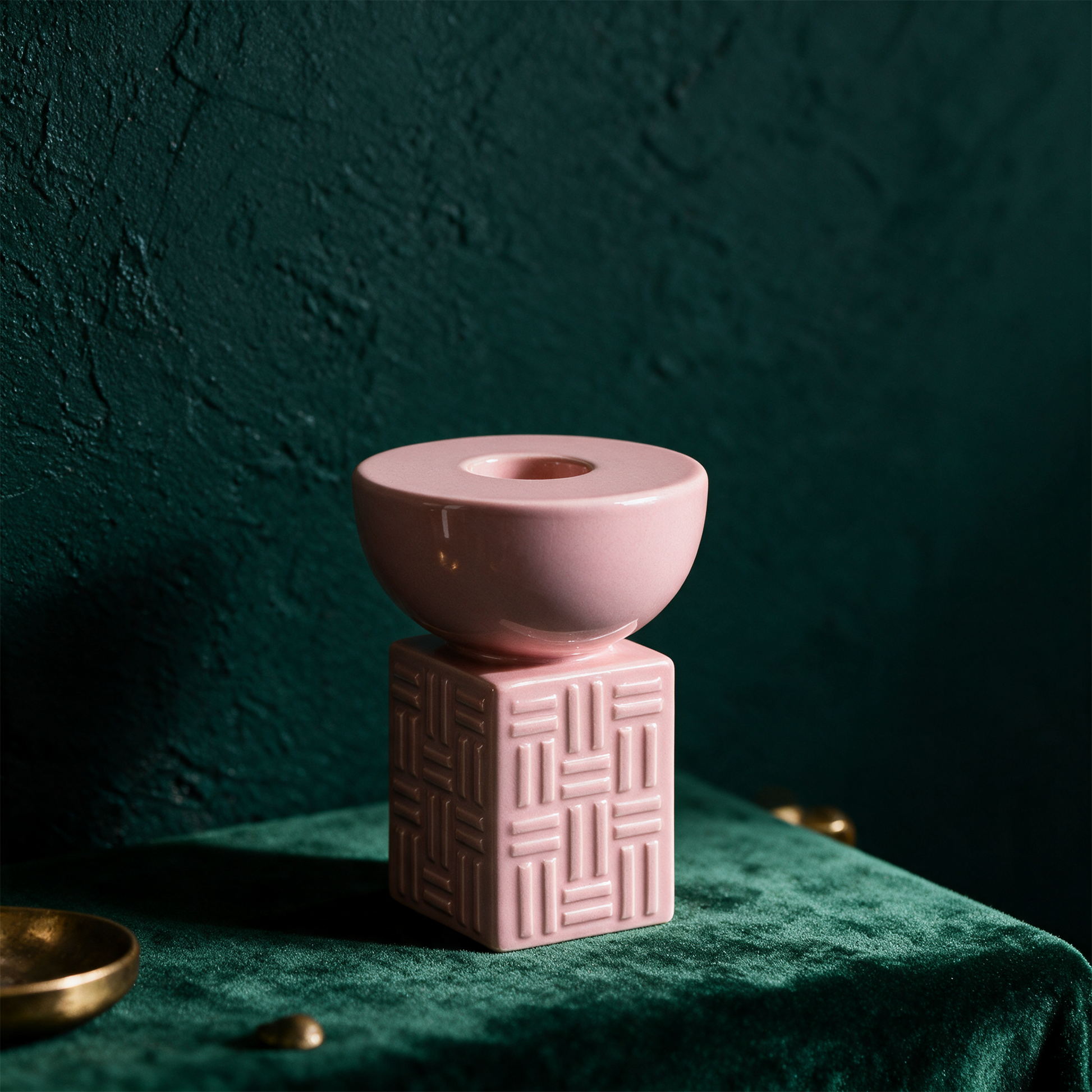 Kerzenhalter Stack Rosa – Anwendung mit Stabkerze vor tiefem Smaragdgrün