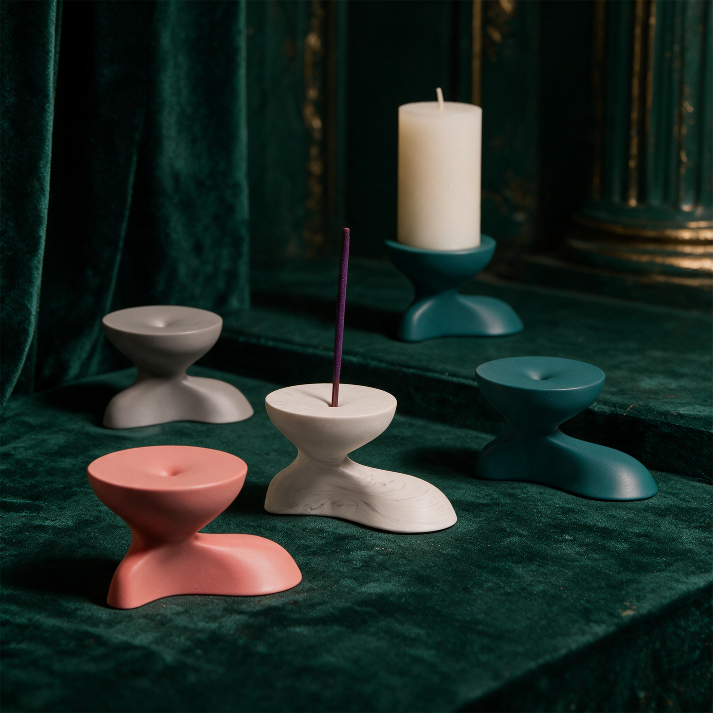 Gravity Incense burner â€“ Anwendung vor tiefem SmaragdgrÃ¼n