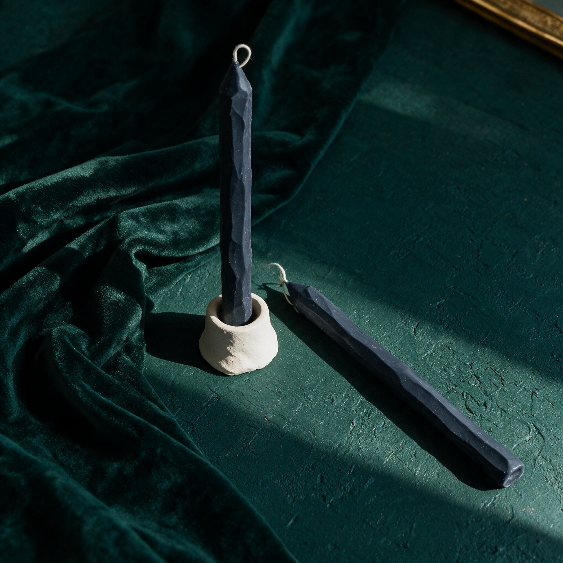 Stabkerzen Set Anthrazit handgeschnitzt – Material- und Setansicht vor tiefem Smaragdgrün