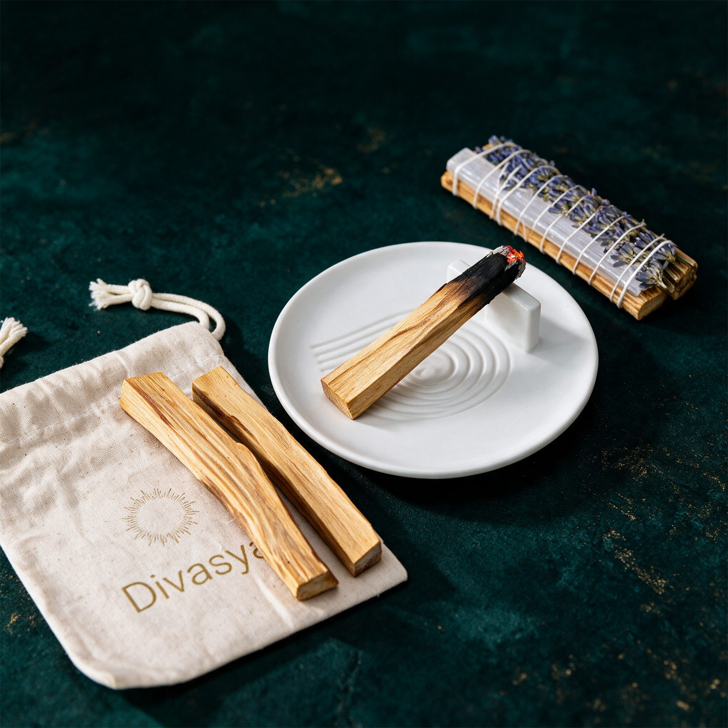 Palo Santo RÃ¤ucherset | Starter fÃ¼r Yoga & Reinigung â€“ alternative Produktansicht vor tiefem SmaragdgrÃ¼n