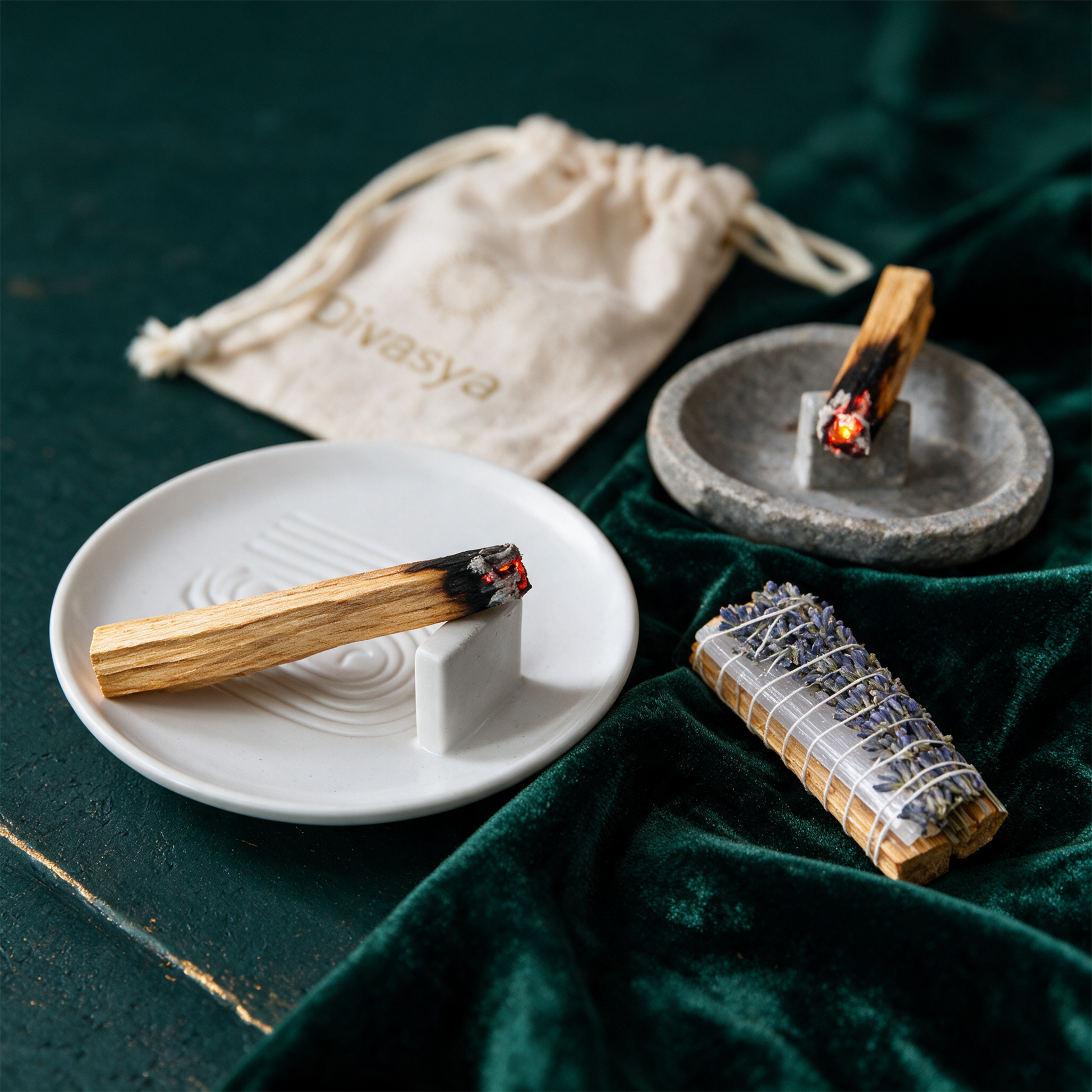 Palo Santo RÃ¤ucherset | Starter fÃ¼r Yoga & Reinigung â€“ Detailansicht vor tiefem SmaragdgrÃ¼n