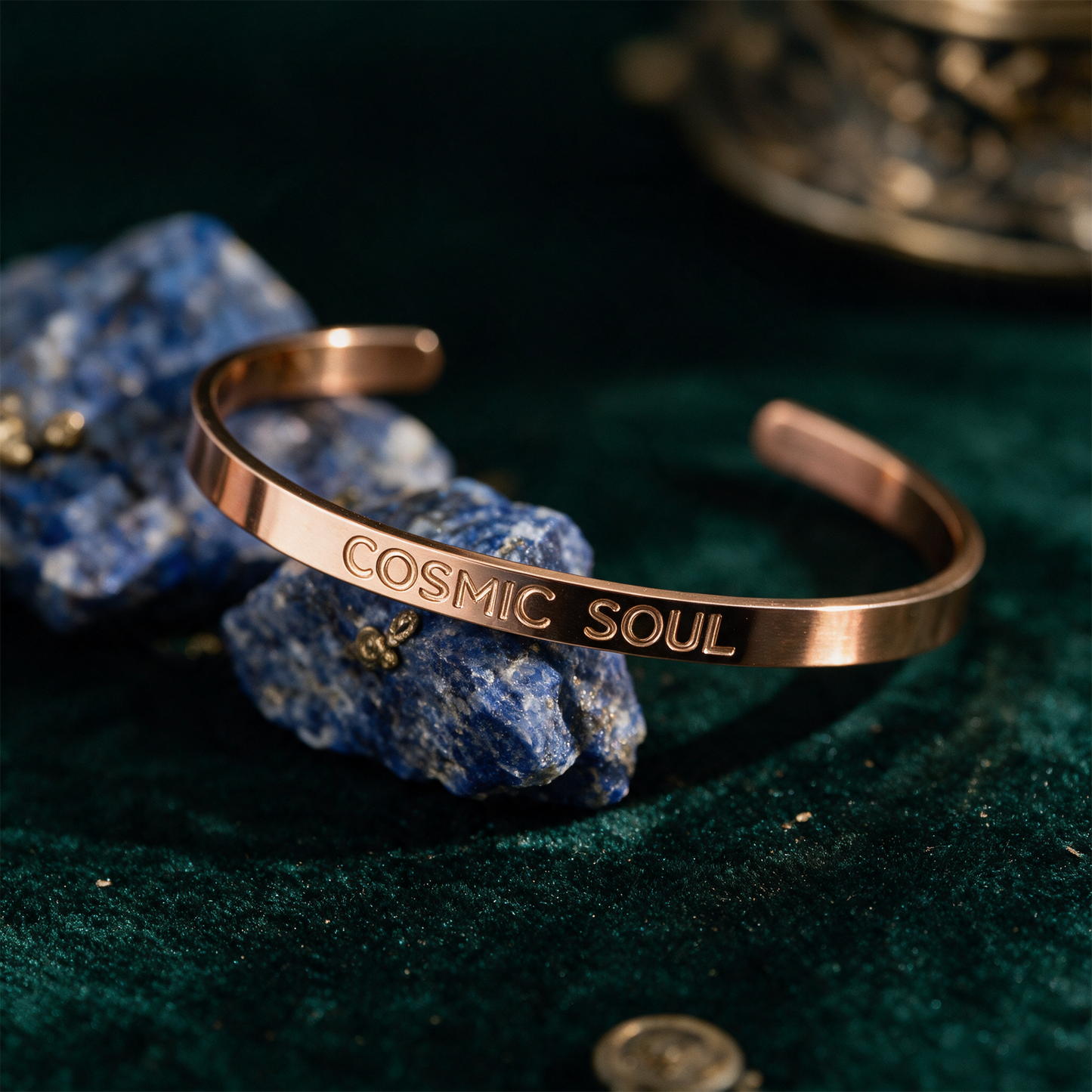 Armreif 'Cosmic Soul' | RosÃ© vergoldet mit Gravur â€“ Detailansicht vor tiefem SmaragdgrÃ¼n