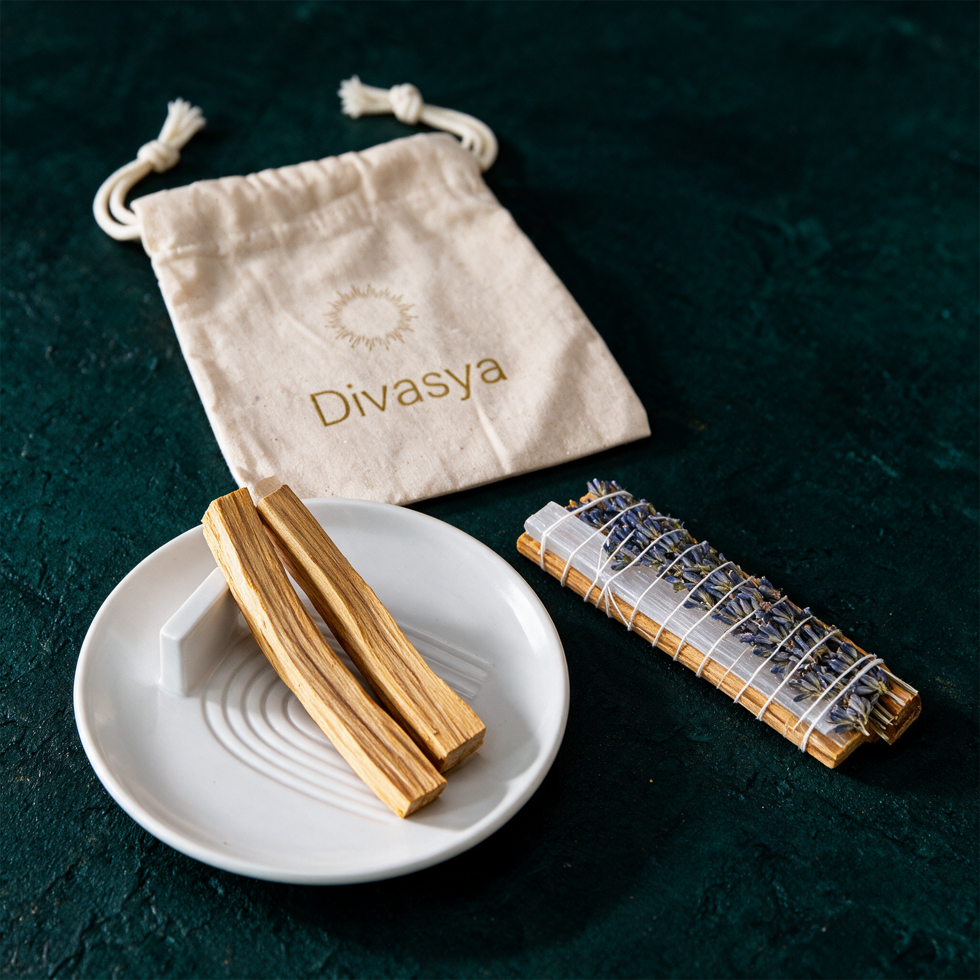 Palo Santo Set mit RÃ¤ucherschale | Starter-Set Yoga â€“ alternative Produktansicht vor tiefem SmaragdgrÃ¼n