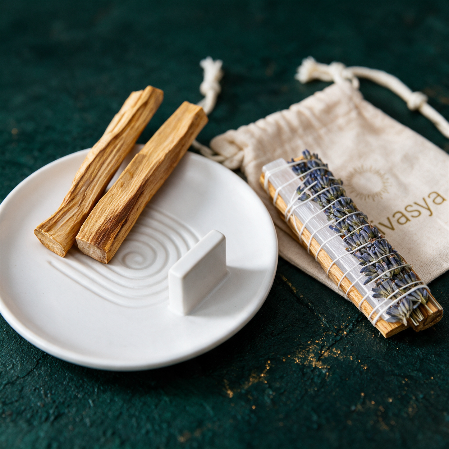 Palo Santo Set mit RÃ¤ucherschale | Starter-Set Yoga â€“ Detailansicht vor tiefem SmaragdgrÃ¼n
