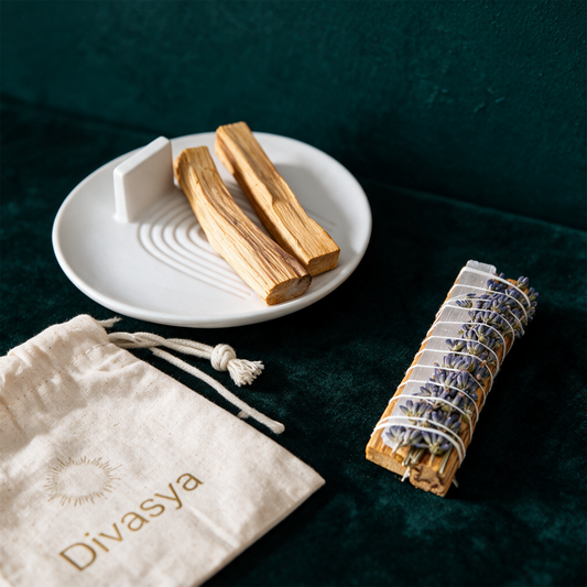 Palo Santo Set mit RÃ¤ucherschale | Starter-Set Yoga â€“ Anwendung vor tiefem SmaragdgrÃ¼n