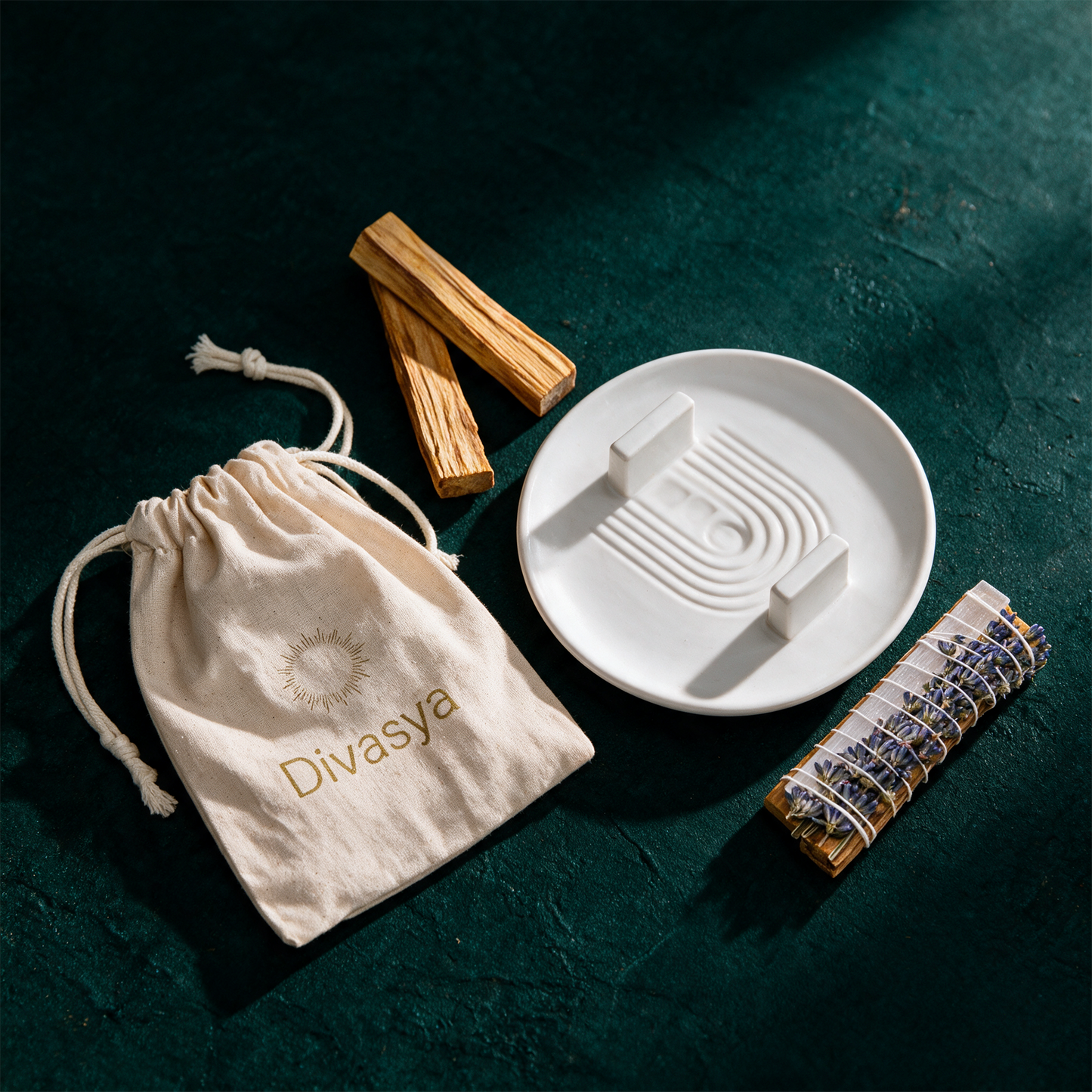 Palo Santo Set mit RÃ¤ucherschale | Starter-Set Yoga â€“ Material- und Setansicht vor tiefem SmaragdgrÃ¼n
