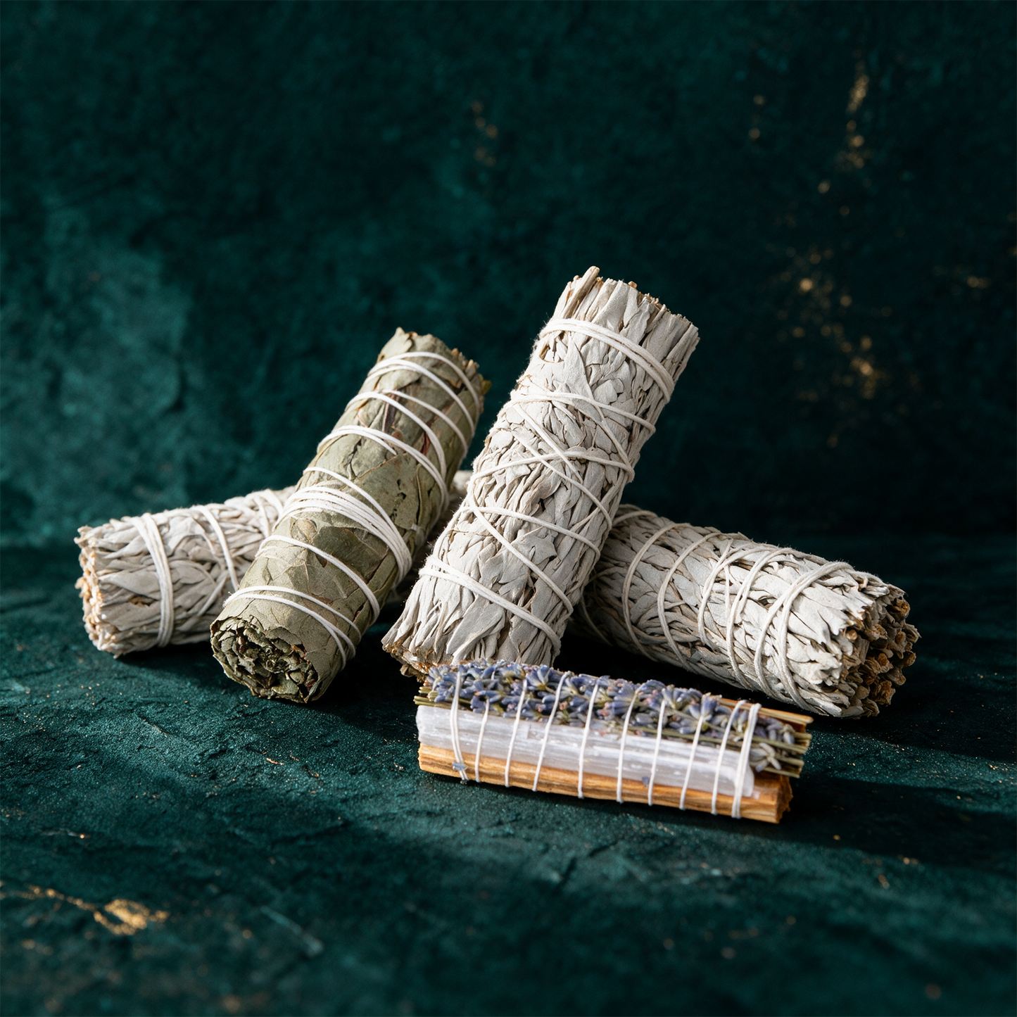 WeiÃŸer Salbei RÃ¤ucherset | Smudge Starter-Set â€“ Material- und Setansicht vor tiefem SmaragdgrÃ¼n