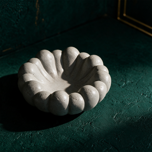 Betonschale Cloudy – alternative Produktansicht vor tiefem Smaragdgrün