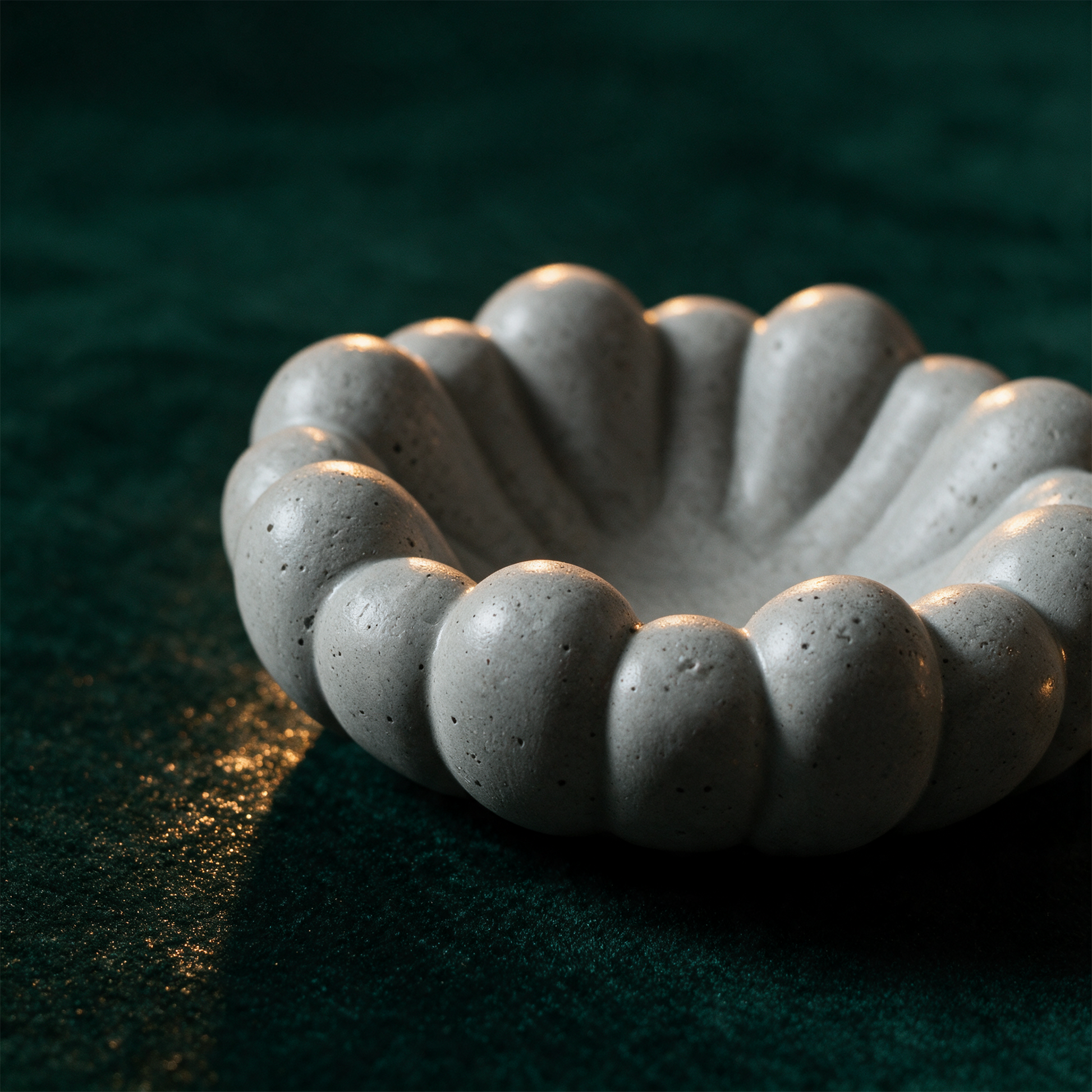 Betonschale Cloudy – Detailansicht vor tiefem Smaragdgrün