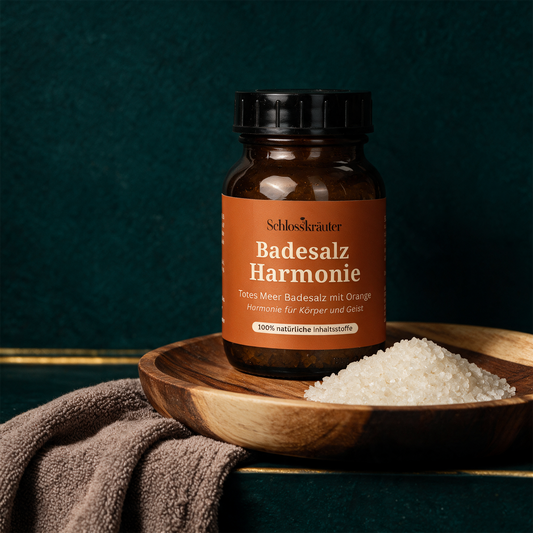 Badesalz Harmonie â€“ Anwendung vor tiefem SmaragdgrÃ¼n