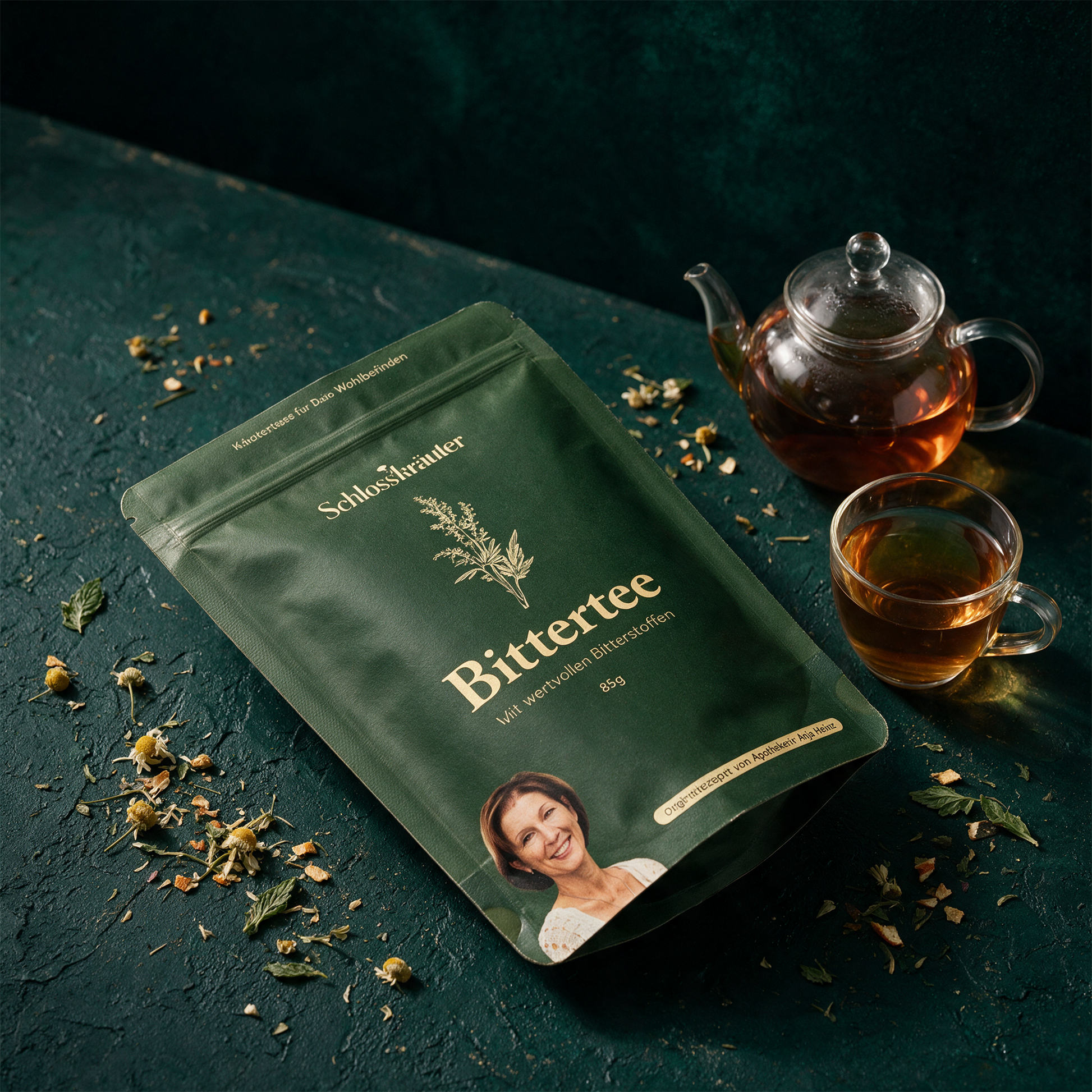 Bittertee – alternative Produktansicht vor tiefem Smaragdgrün
