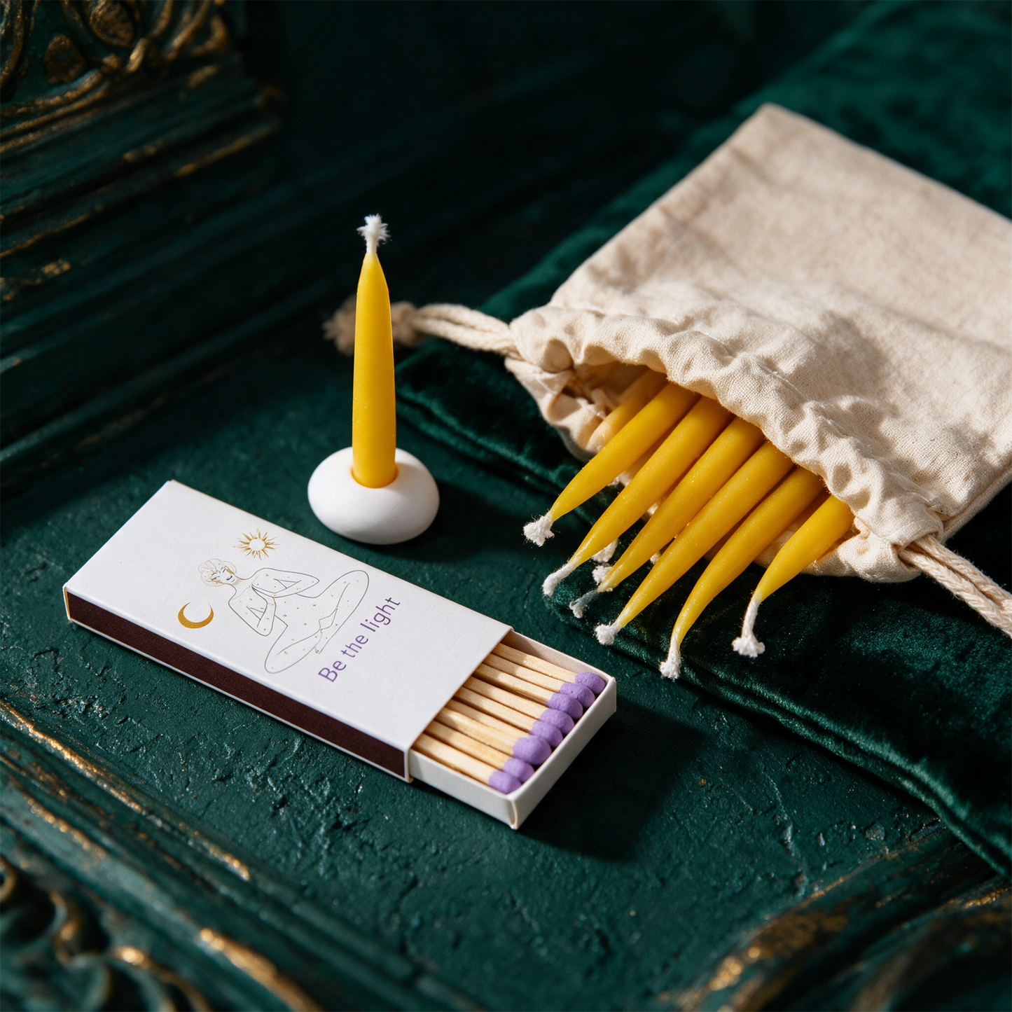 20 Minuten fÃ¼r Dich: Silence & Space | Ritual-Set â€“ Detailansicht vor tiefem SmaragdgrÃ¼n