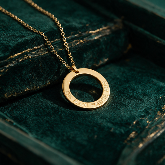 Om Mani Padme Hum Kette | Vergoldet mit Mantra-Gravur â€“ Anwendung vor tiefem SmaragdgrÃ¼n