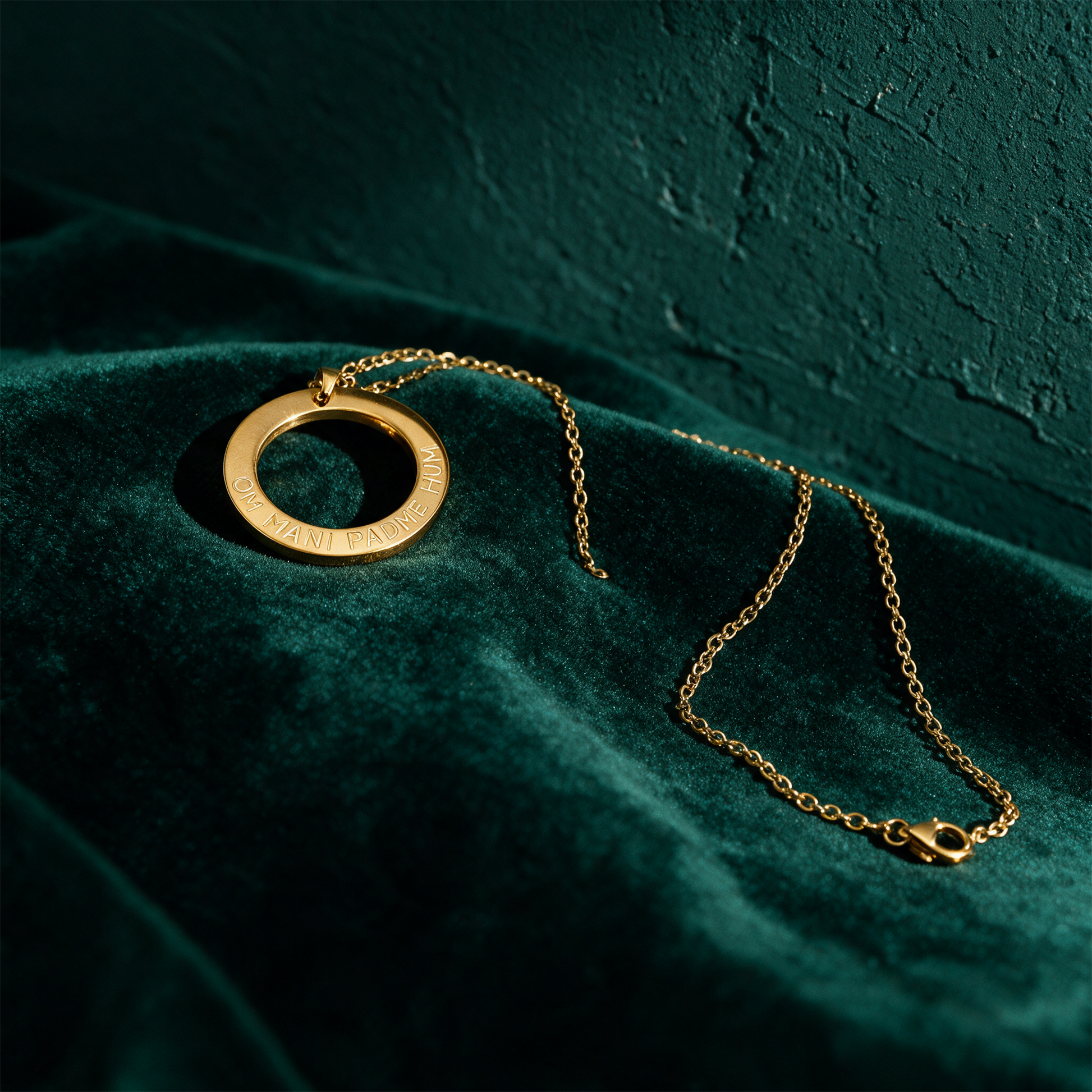 Om Mani Padme Hum Kette | Vergoldet mit Mantra-Gravur â€“ Material- und Setansicht vor tiefem SmaragdgrÃ¼n