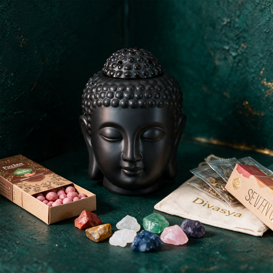 Chakra Meditation Geschenkset | Buddha, Steine & Tee â€“ Detailansicht vor tiefem SmaragdgrÃ¼n