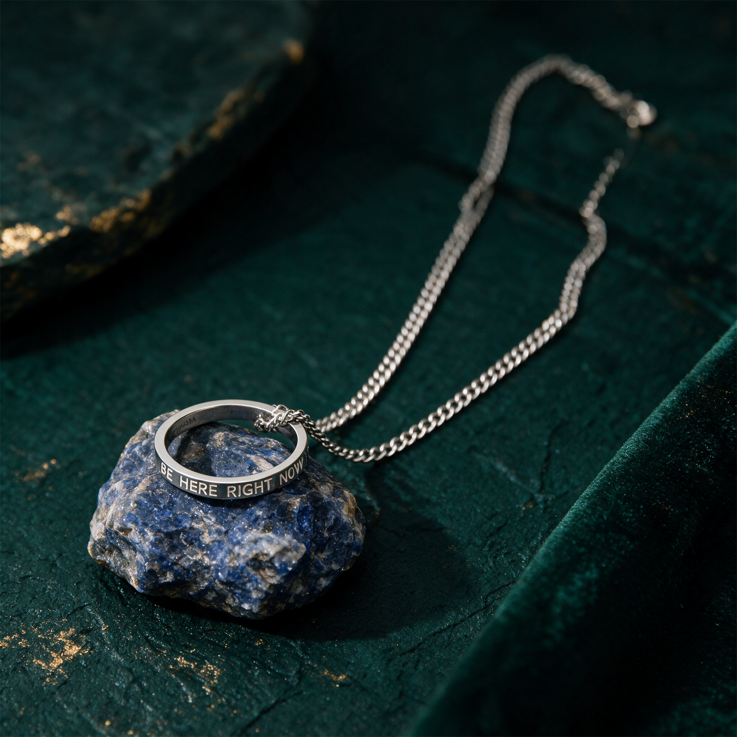 Ringkette 'Be here right now' | Silber mit Gravur â€“ alternative Produktansicht vor tiefem SmaragdgrÃ¼n