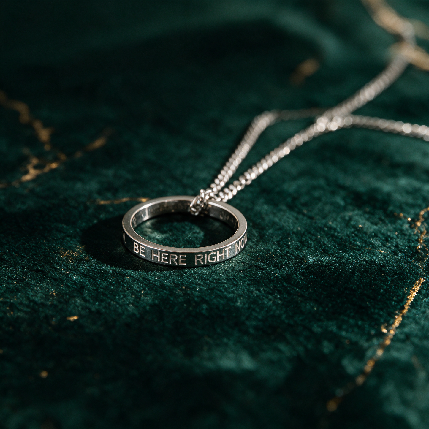 Ringkette 'Be here right now' | Silber mit Gravur â€“ Detailansicht vor tiefem SmaragdgrÃ¼n