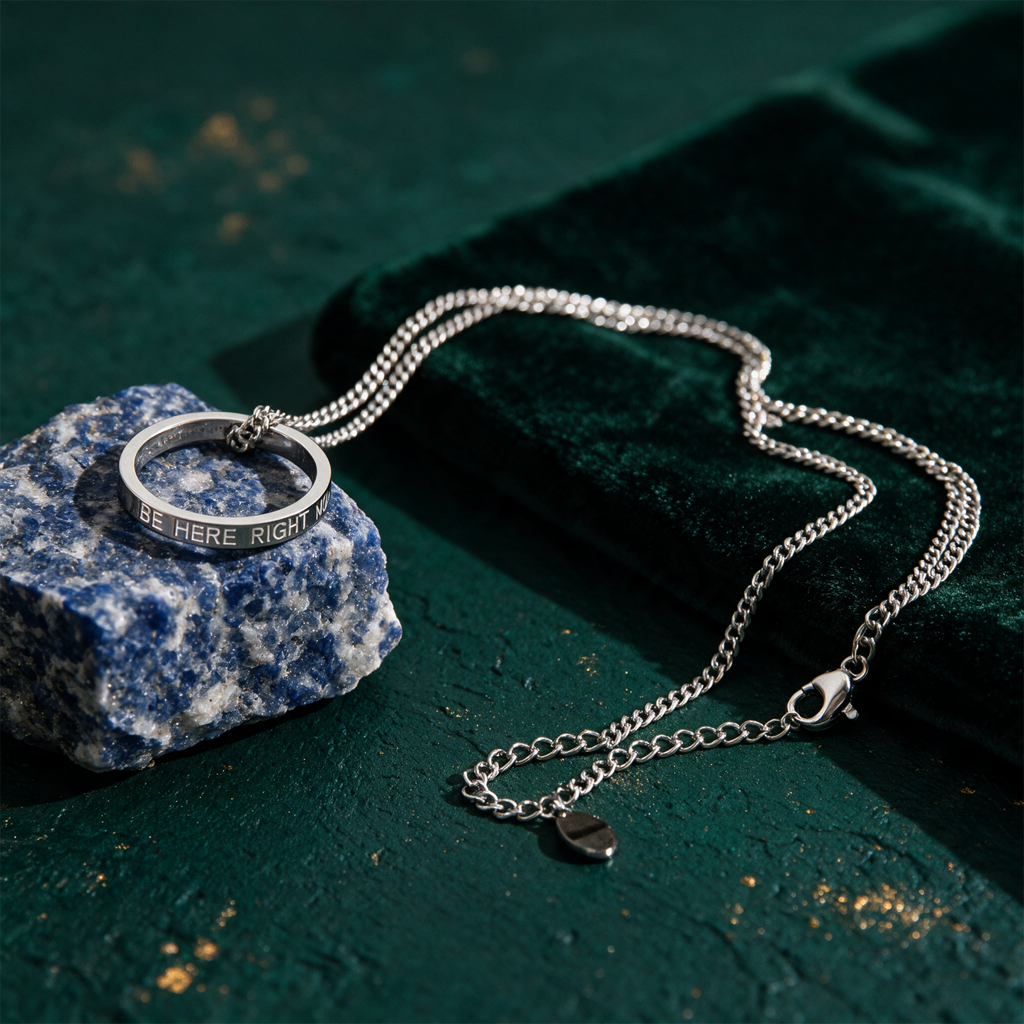Ringkette 'Be here right now' | Silber mit Gravur â€“ Material- und Setansicht vor tiefem SmaragdgrÃ¼n