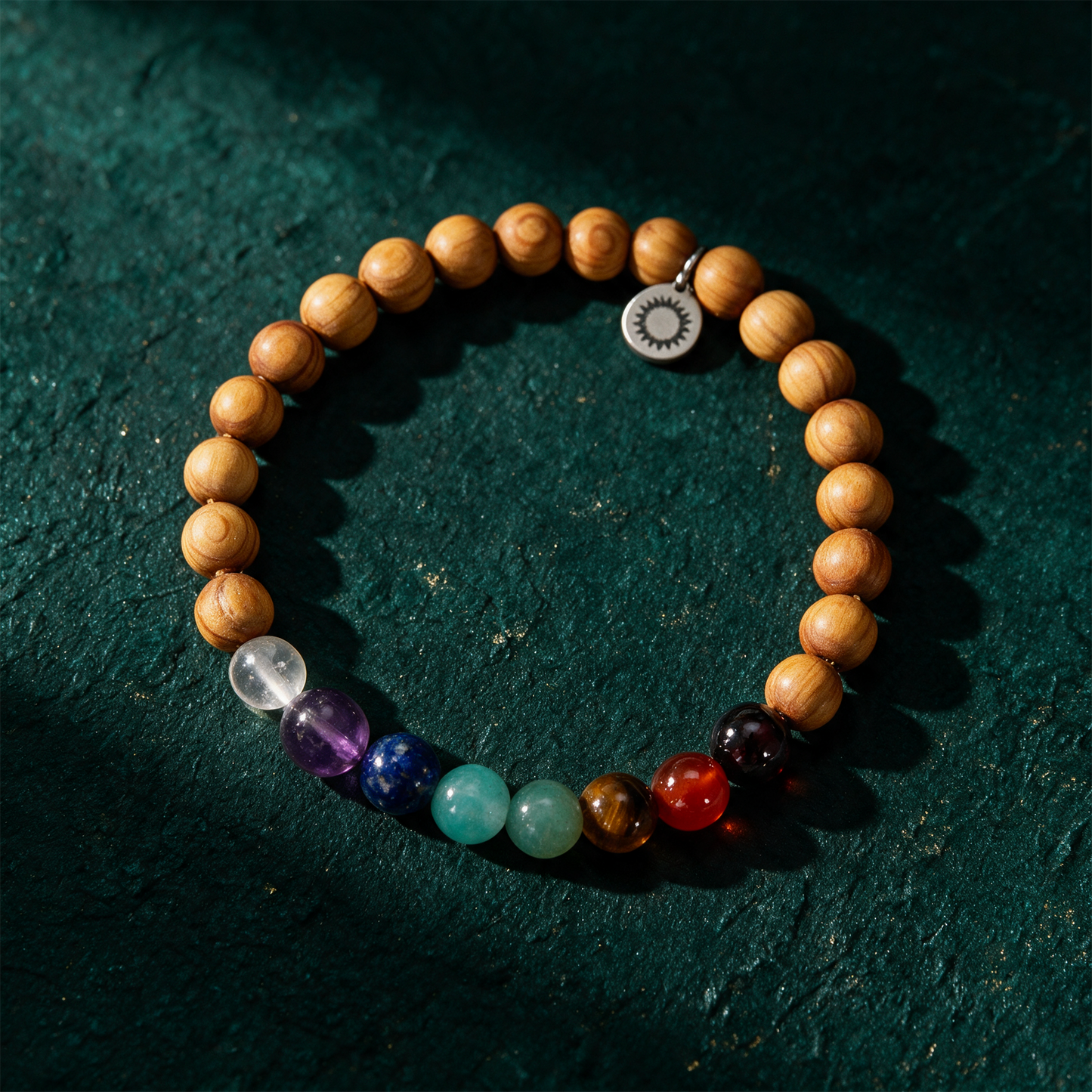 Chakra Armband | 7 echte Edelsteine & Sandelholz â€“ Material- und Setansicht vor tiefem SmaragdgrÃ¼n