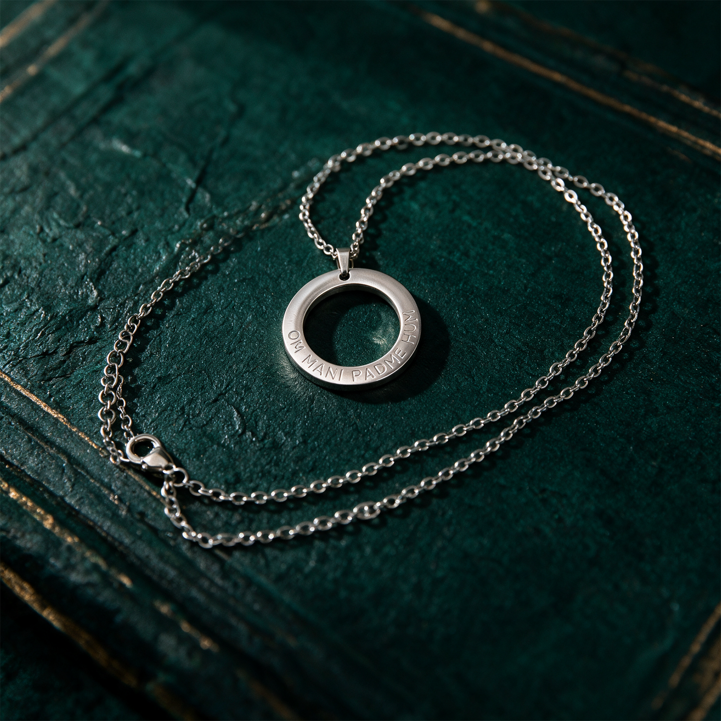 Om Mani Padme Hum Kette silber | Mantra-AnhÃ¤nger aus Edelstahl â€“ alternative Produktansicht vor tiefem SmaragdgrÃ¼n