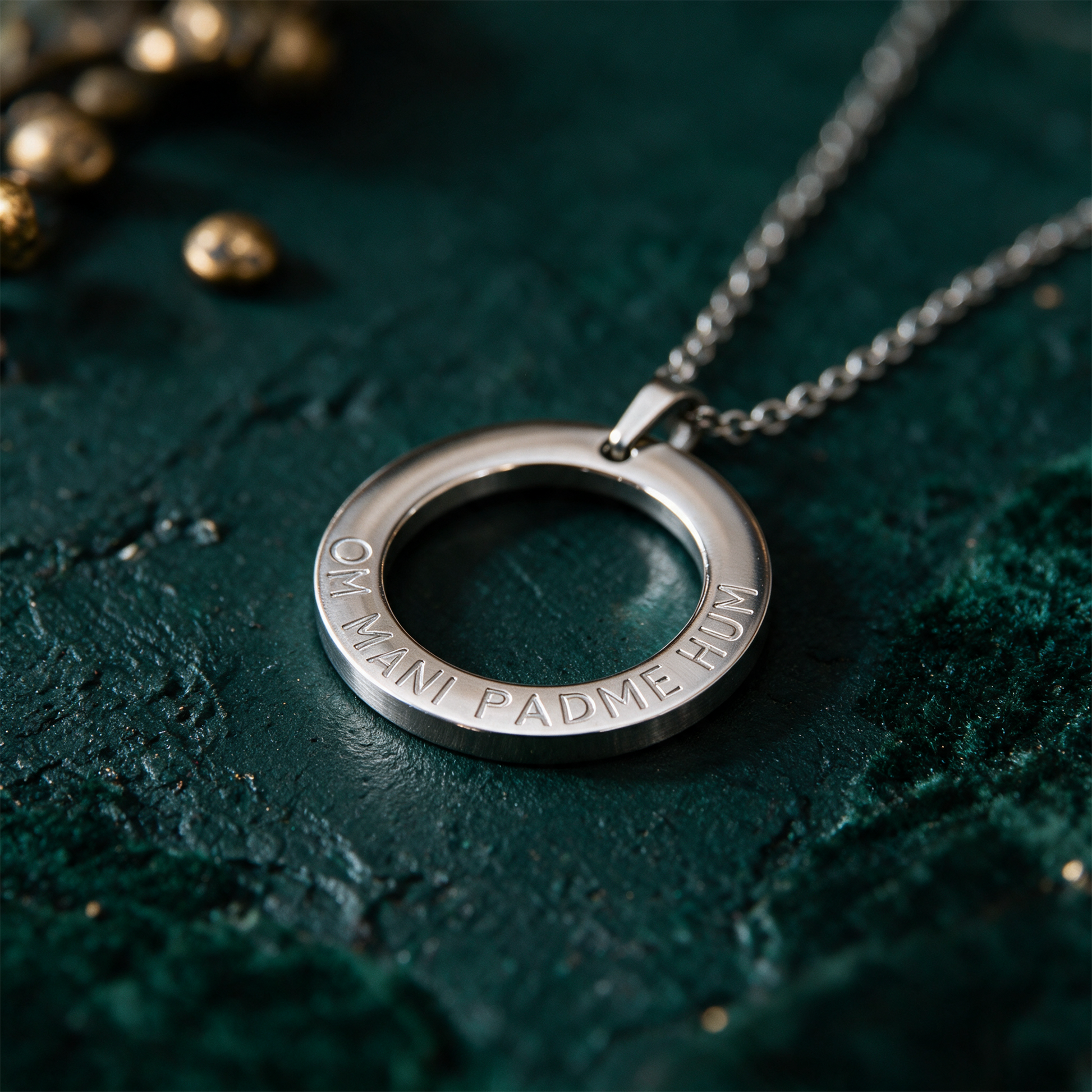Om Mani Padme Hum Kette silber | Mantra-AnhÃ¤nger aus Edelstahl â€“ Detailansicht vor tiefem SmaragdgrÃ¼n