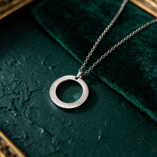 Om Mani Padme Hum Kette silber | Mantra-AnhÃ¤nger aus Edelstahl â€“ Anwendung vor tiefem SmaragdgrÃ¼n