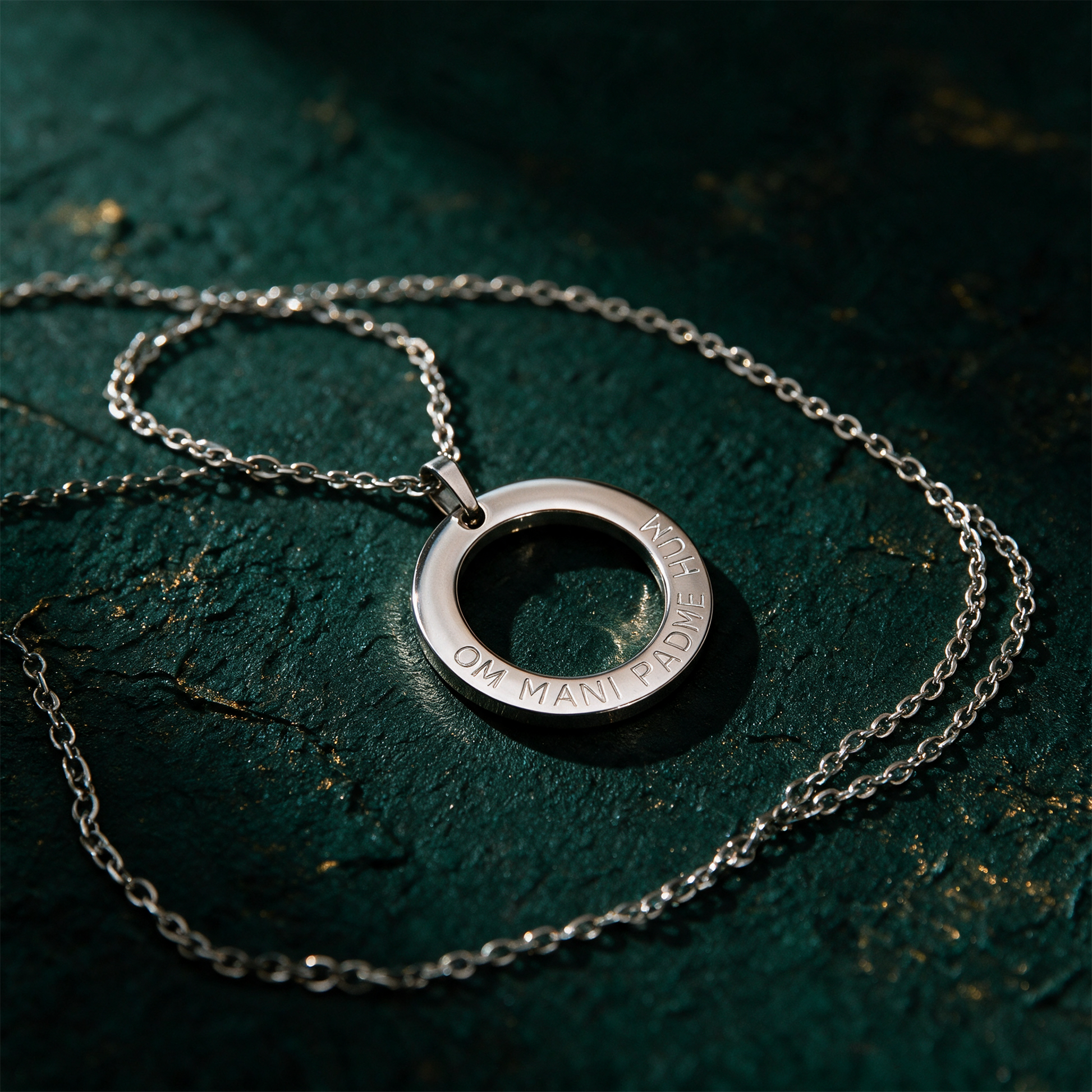 Om Mani Padme Hum Kette silber | Mantra-AnhÃ¤nger aus Edelstahl â€“ Material- und Setansicht vor tiefem SmaragdgrÃ¼n
