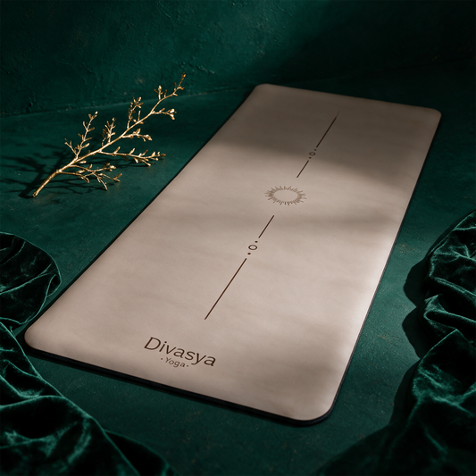 Yogamatte rutschfest â€žProfessional Gripâ€œ | Naturkautschuk & japanisches Eco-PU â€“ Anwendung vor tiefem SmaragdgrÃ¼n
