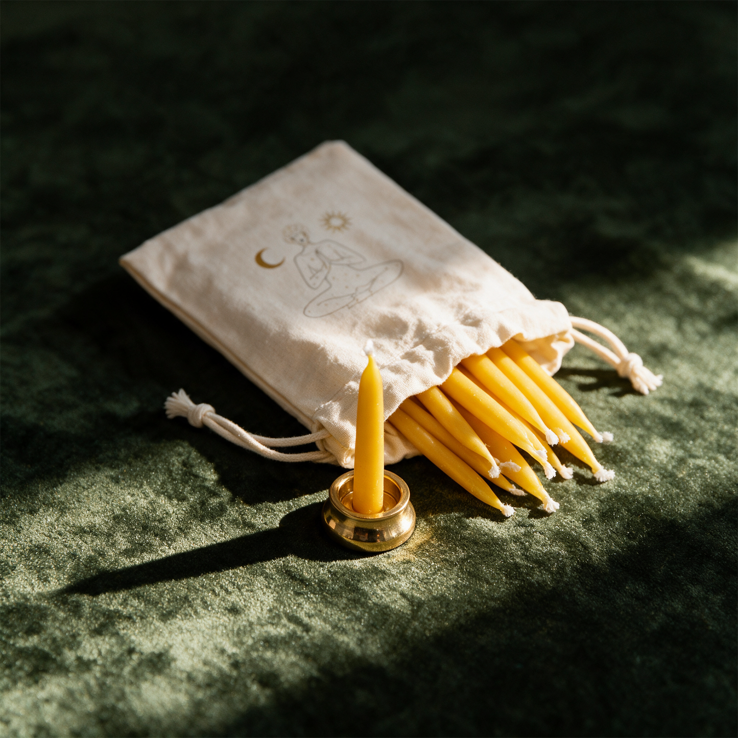20-Minuten-Kerzen Set | 12 Bienenwachskerzen, Messinghalter & Affirmationskarten â€“ Detailansicht vor tiefem SmaragdgrÃ¼n