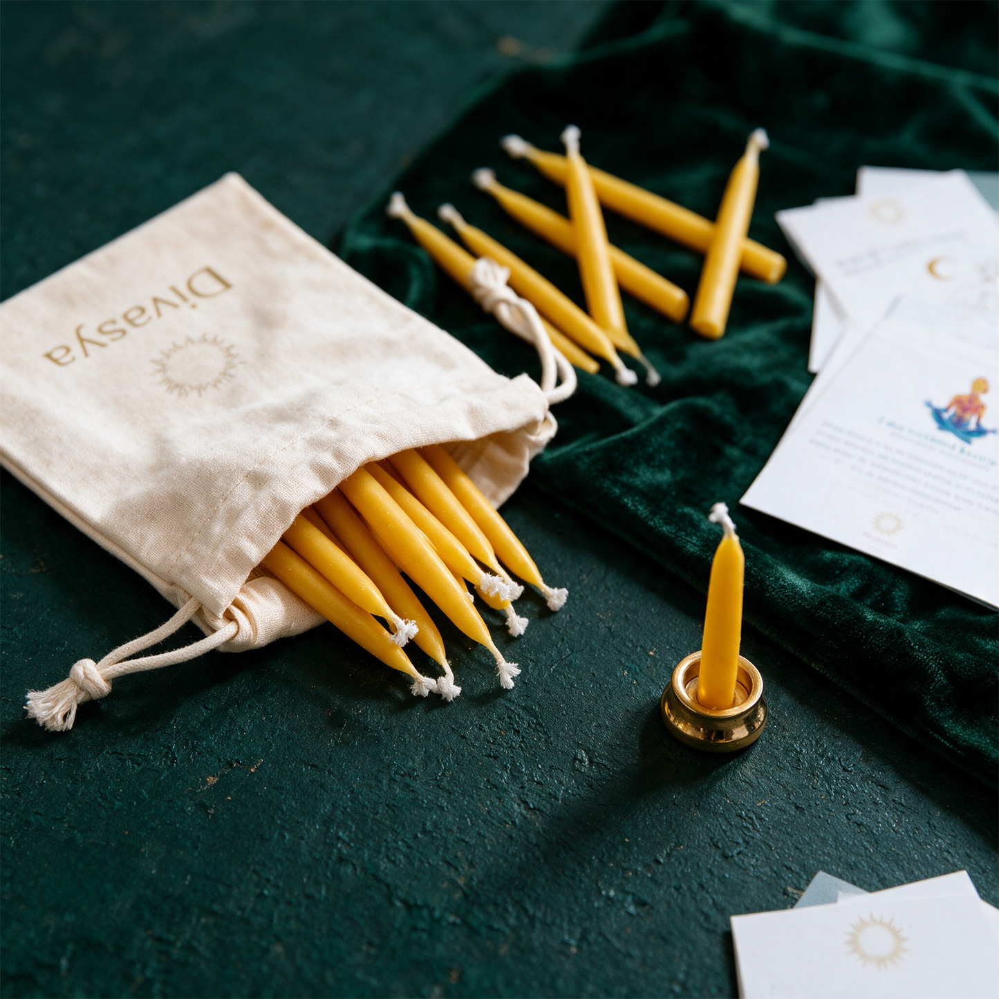 20-Minuten-Kerzen Set | 12 Bienenwachskerzen, Messinghalter & Affirmationskarten â€“ Material- und Setansicht vor tiefem SmaragdgrÃ¼n