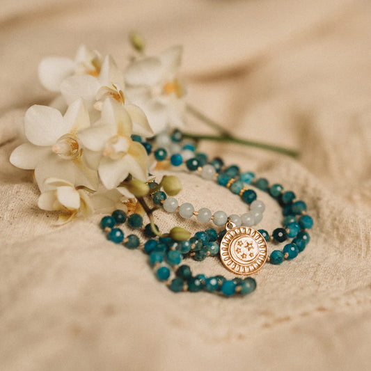 108 Edelsteine Mala mit Aquamarin, Apatit und goldenem Mond- und Sternenanhaenger.